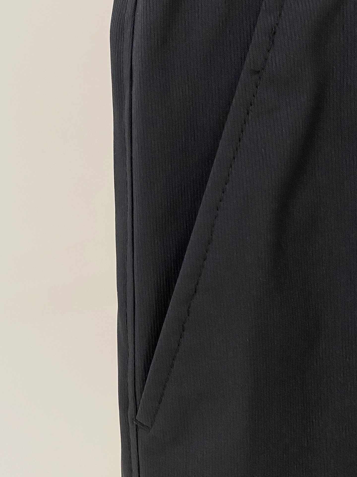 新品 。
GG 男士精品休闲裤顶级面料休闲短裤 最新款上身版型无敌正!绝对可以闭眼收的一款此款裤子非常百