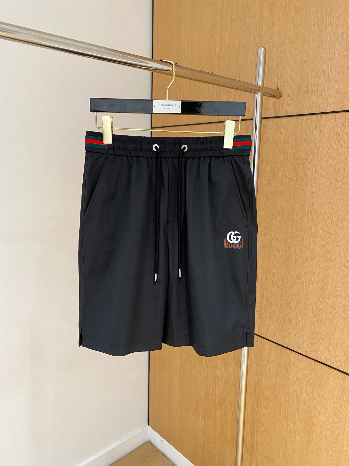 新品 。
GG 男士精品休闲裤顶级面料休闲短裤 最新款上身版型无敌正!绝对可以闭眼收的一款此款裤子非常百