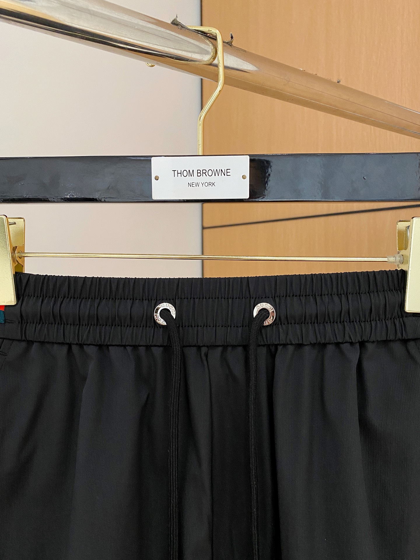 新品 。
GG 男士精品休闲裤顶级面料休闲短裤 最新款上身版型无敌正!绝对可以闭眼收的一款此款裤子非常百