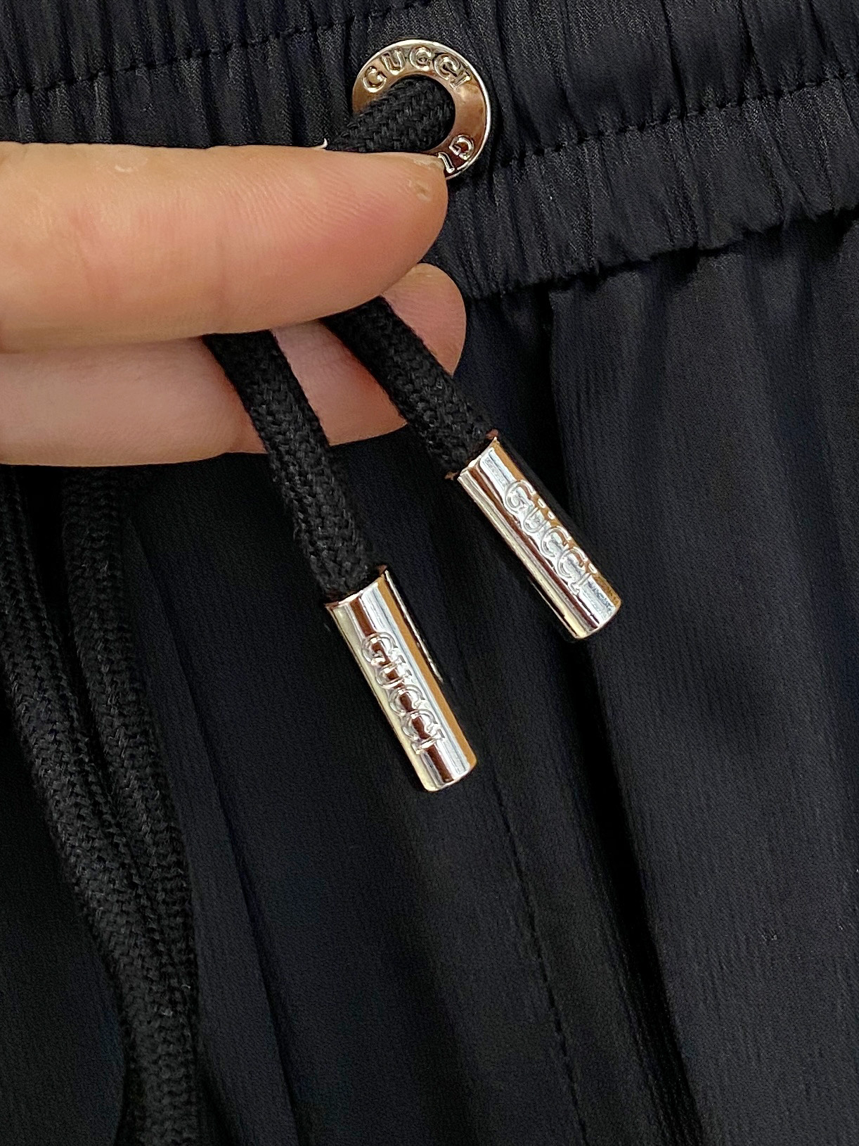 新品 。
GG 男士精品休闲裤顶级面料休闲短裤 最新款上身版型无敌正!绝对可以闭眼收的一款此款裤子非常百