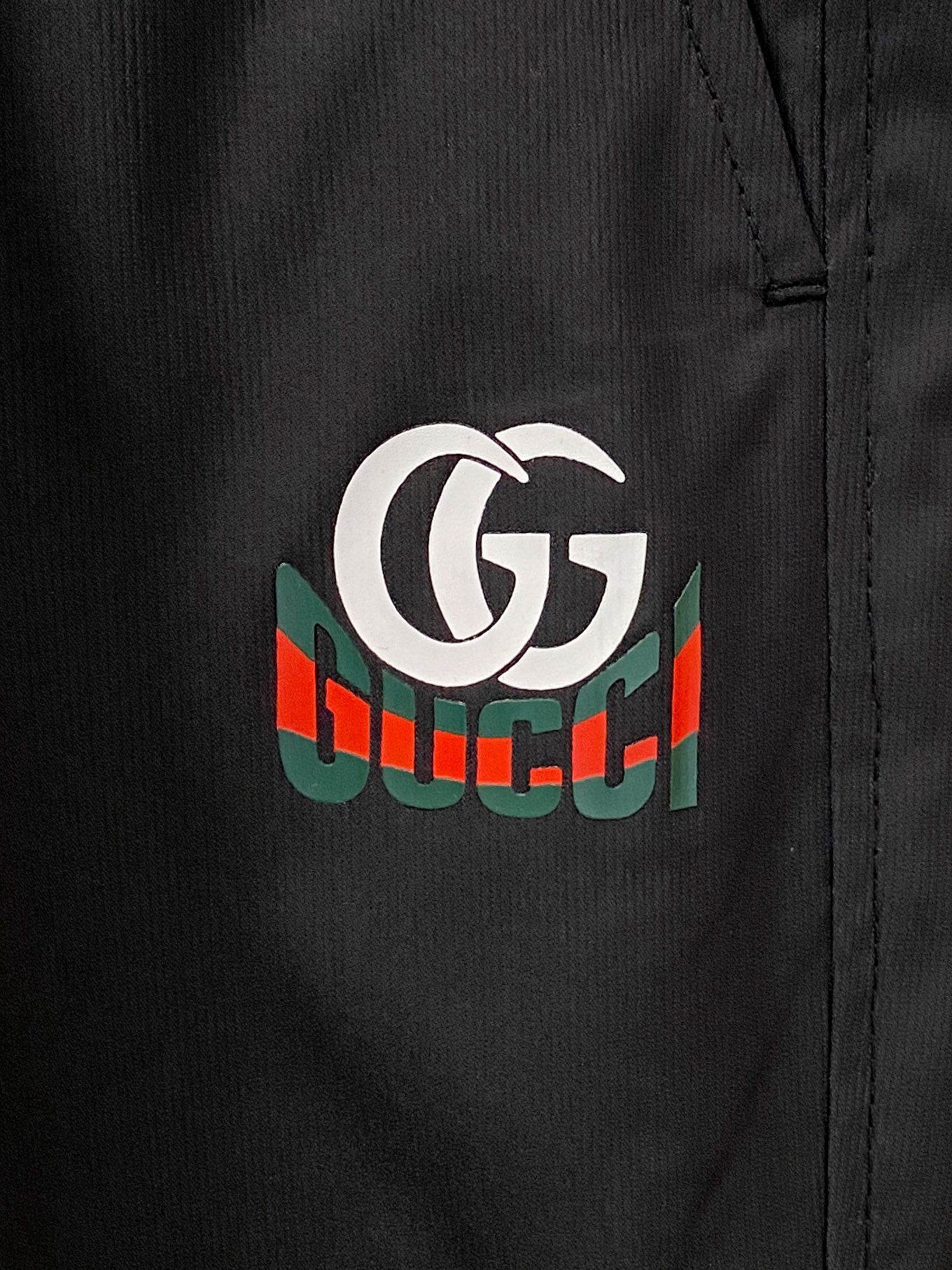 新品 。
GG 男士精品休闲裤顶级面料休闲短裤 最新款上身版型无敌正!绝对可以闭眼收的一款此款裤子非常百