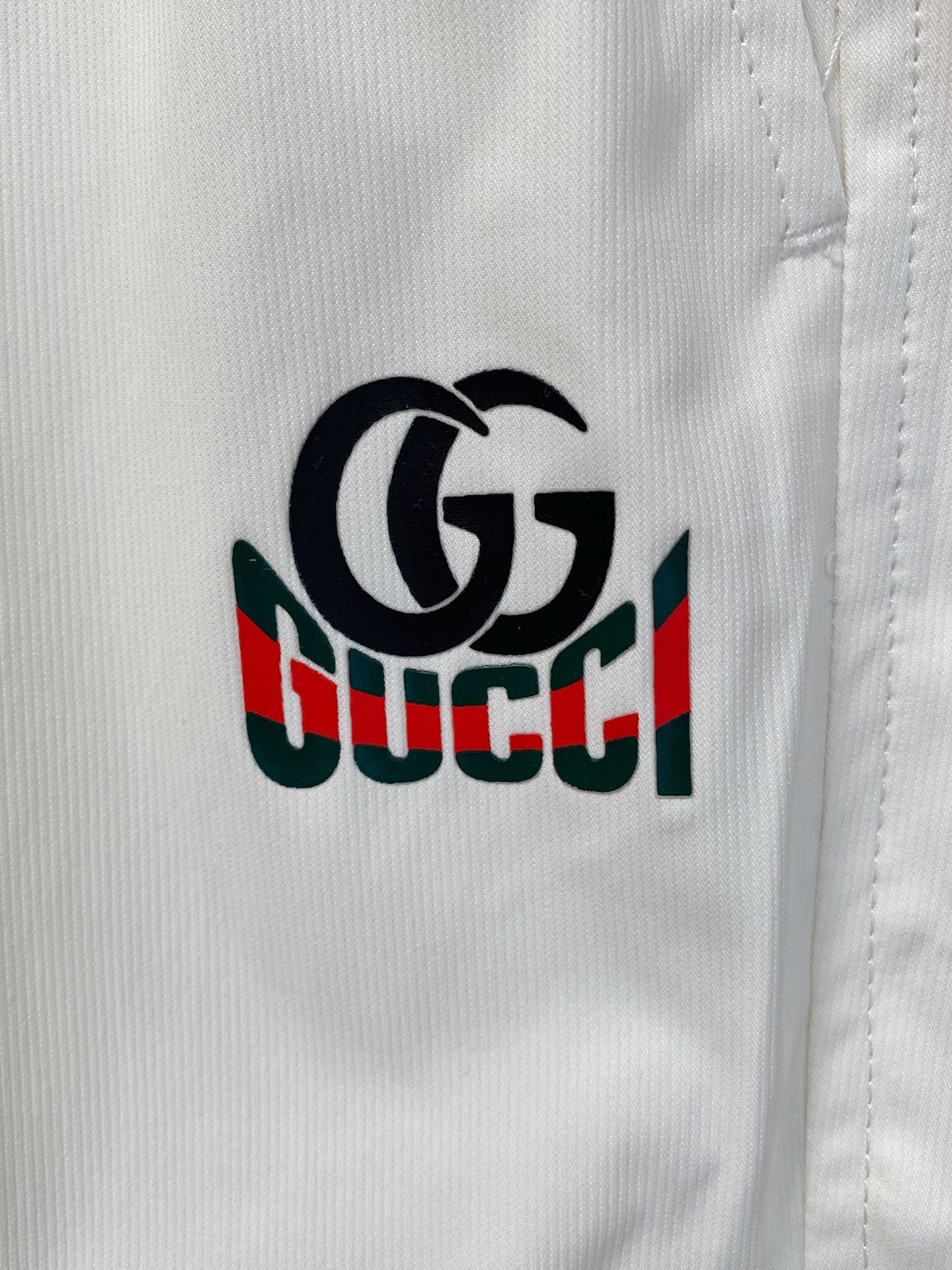 新品 。
GG 男士精品休闲裤顶级面料休闲短裤 最新款上身版型无敌正!绝对可以闭眼收的一款此款裤子非常百