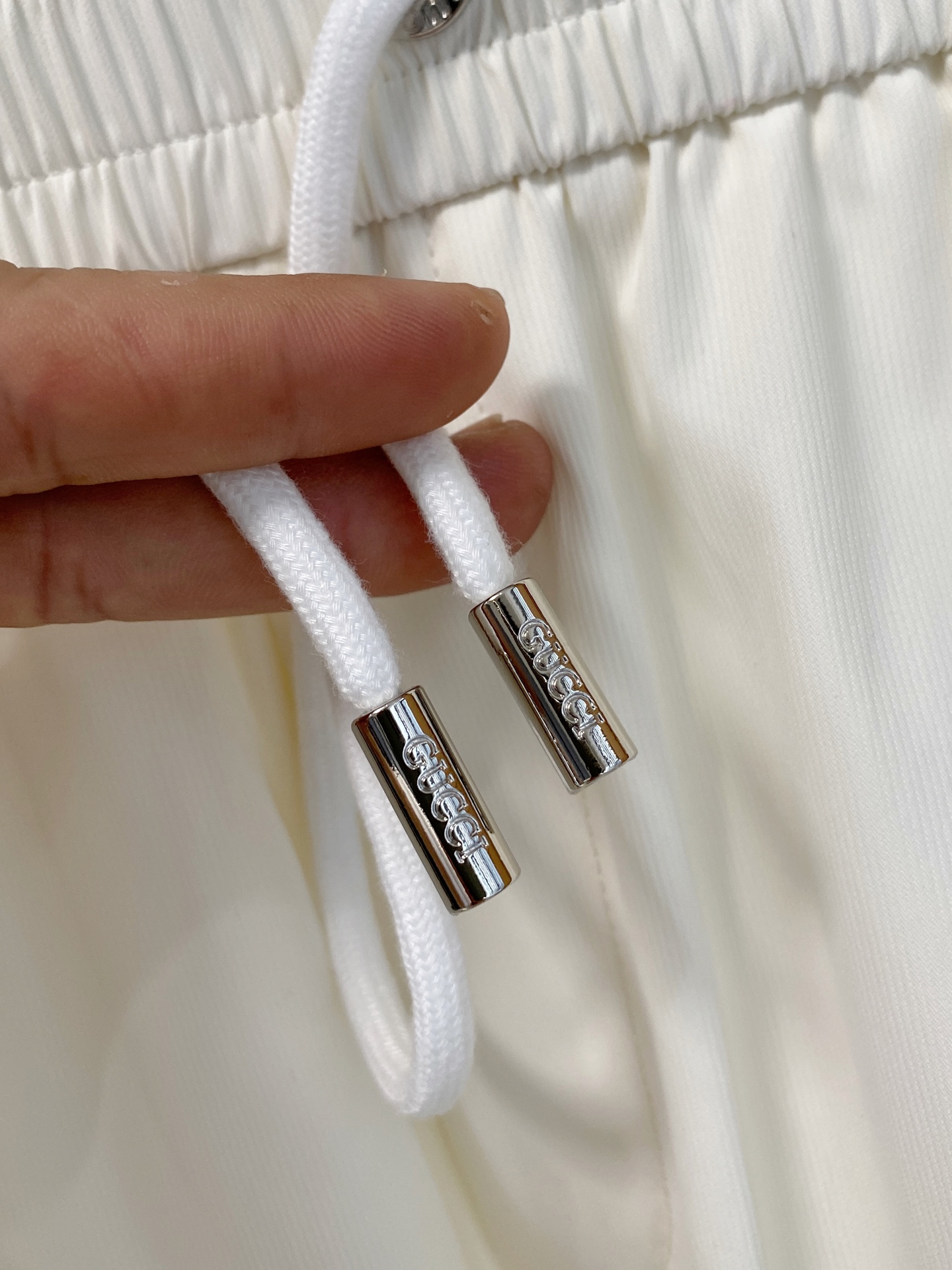 新品 。
GG 男士精品休闲裤顶级面料休闲短裤 最新款上身版型无敌正!绝对可以闭眼收的一款此款裤子非常百