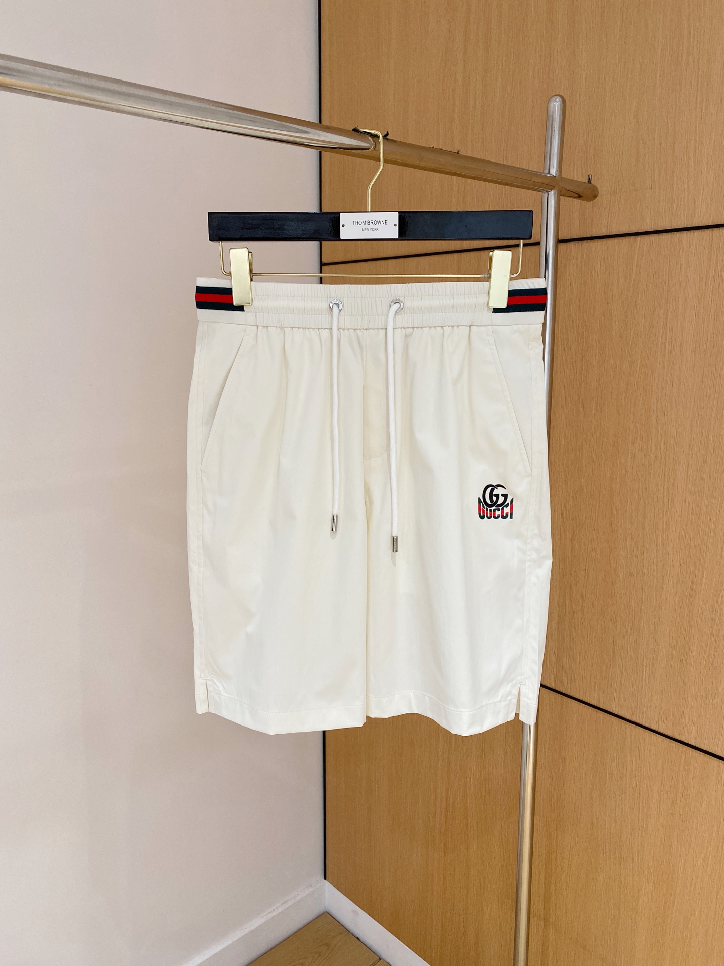 新品 。
GG 男士精品休闲裤顶级面料休闲短裤 最新款上身版型无敌正!绝对可以闭眼收的一款此款裤子非常百