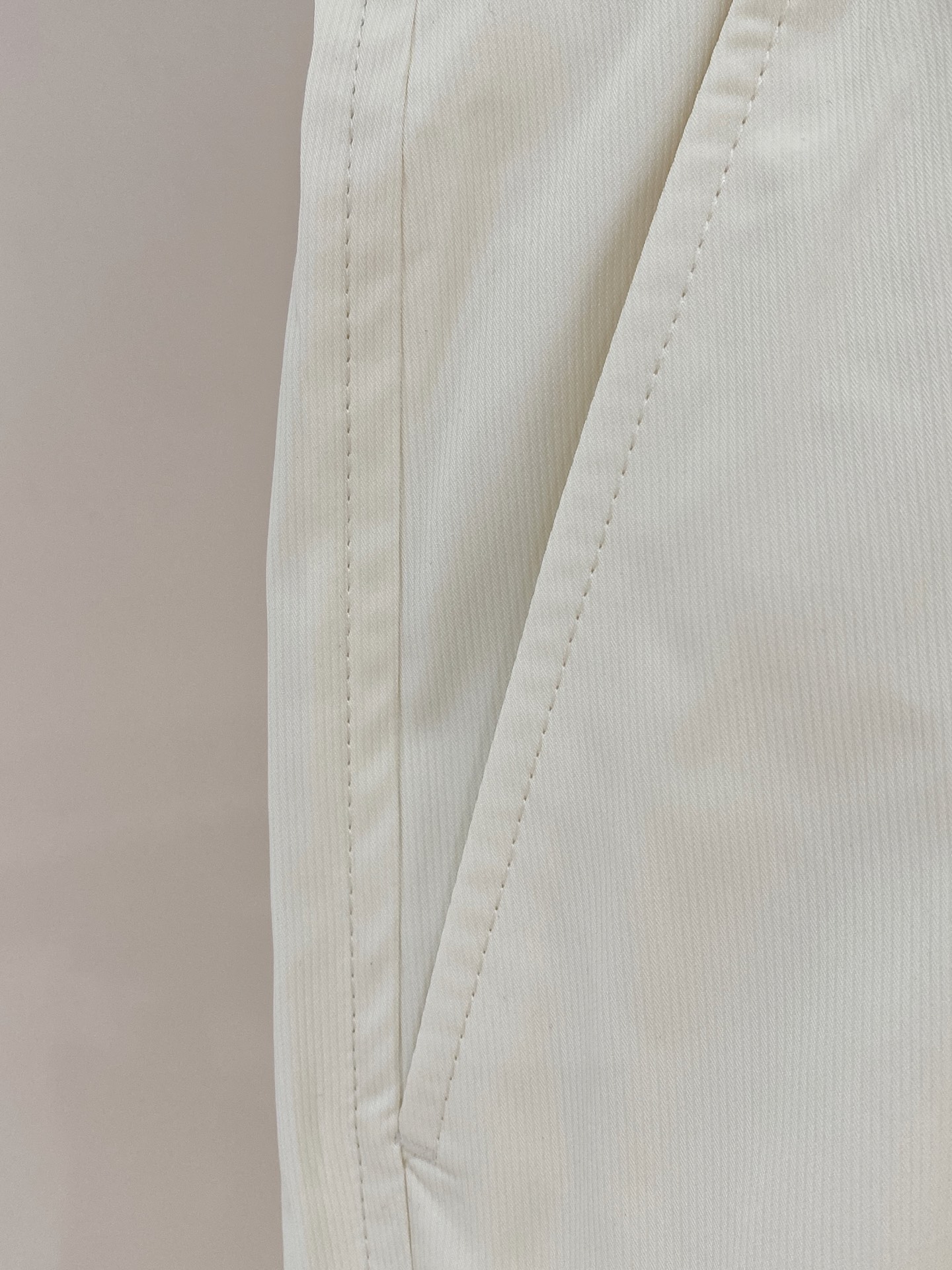 新品 。
GG 男士精品休闲裤顶级面料休闲短裤 最新款上身版型无敌正!绝对可以闭眼收的一款此款裤子非常百