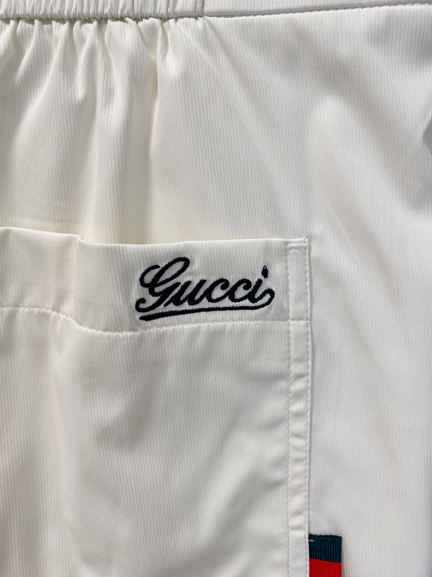 新品 。
GG 男士精品休闲裤顶级面料休闲短裤 最新款上身版型无敌正!绝对可以闭眼收的一款此款裤子非常百