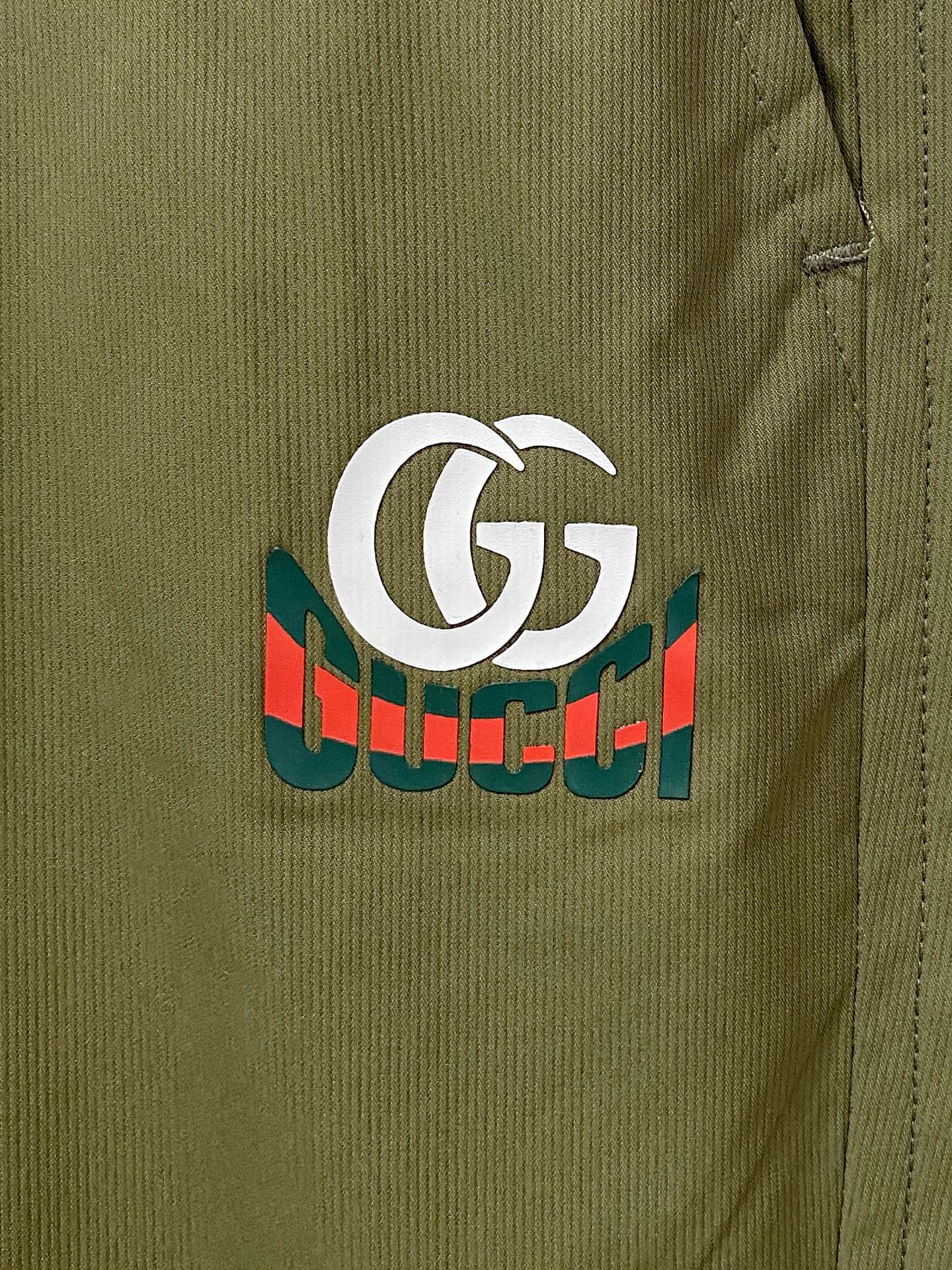 新品 。
GG 男士精品休闲裤顶级面料休闲短裤 最新款上身版型无敌正!绝对可以闭眼收的一款此款裤子非常百