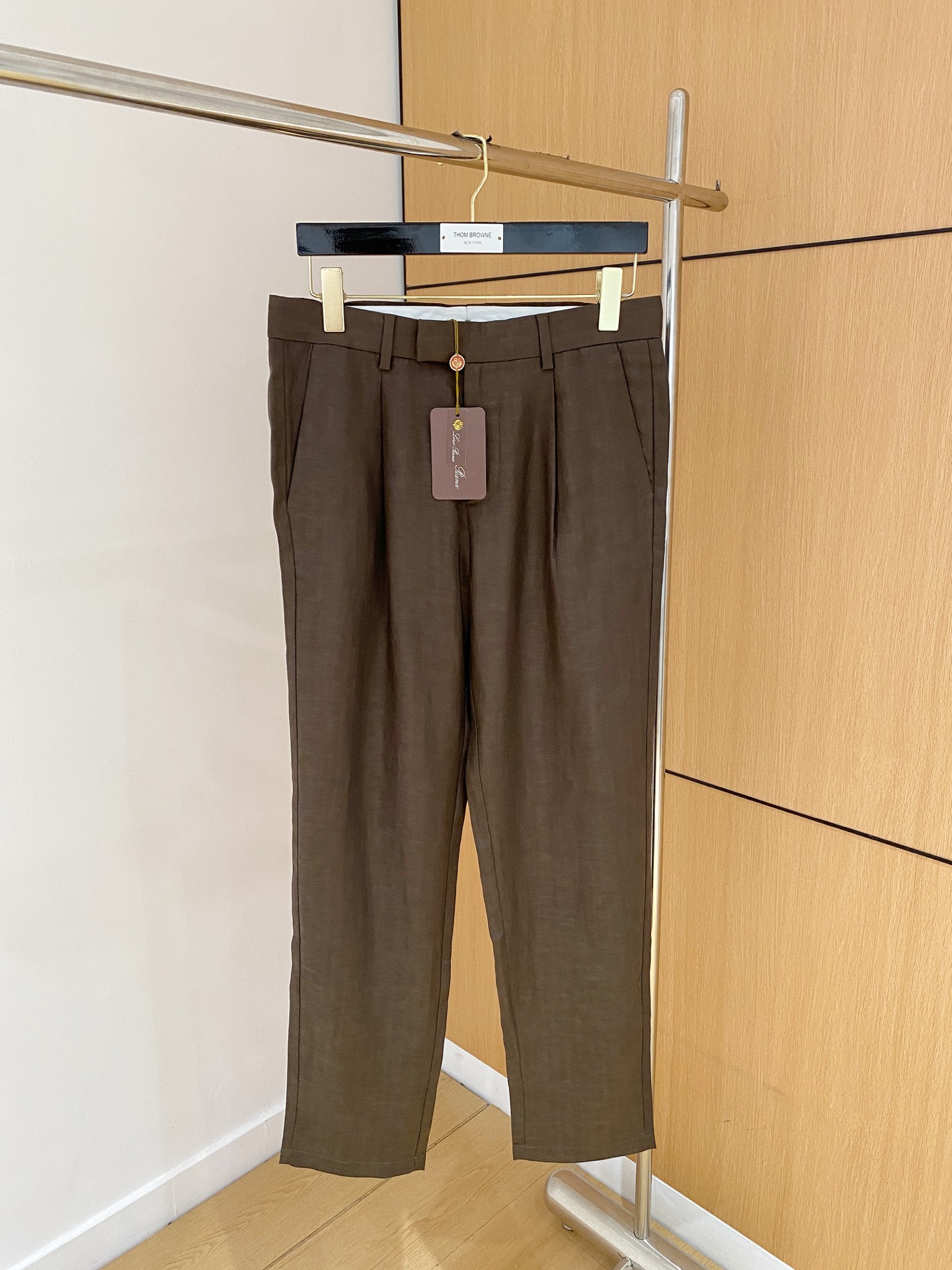 NO:474320,The counter official website will be released simultaneously! All accessories are customized for original products, and the trading company's genuine product orders. High-end custom imported fabrics are extracted from natural plant fibers. They are thinner than ordinary cotton fabrics. They feel soft and comfortable to wear. They are not easy to irritate the skin. The fabric is hygroscopic and breathable. Size: 30-40 None 37 39,,alexander wang19860909专柜官网同步发售！辅料全部原版定制出品,贸易公司真品订单.高级定制进口面料,以天然植物纖維提炼出来,比一般棉织物轻薄 手感柔软,穿着舒适 完全不易有刺激皮肤 面料吸湿性、透气性良好 尺码: 30-40 无37 39,,alexander wang,Men's clothing