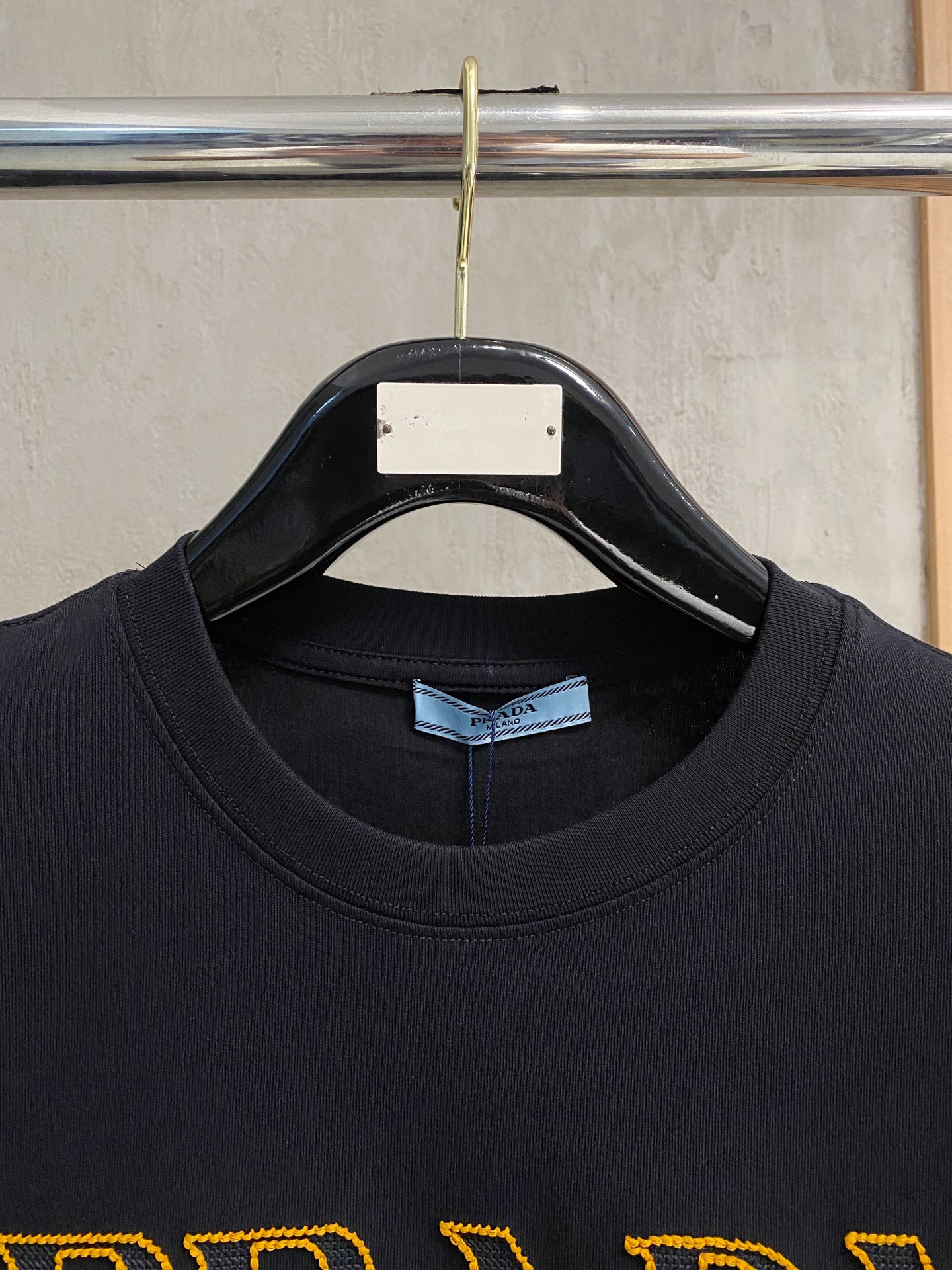  普拉*Prada 25SS春夏新款首发专柜最新款短袖圆领T恤 高端订制 设计前卫时尚！品牌logo重工