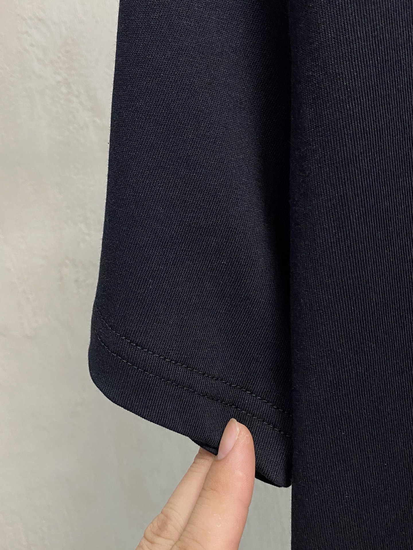  普拉*Prada 25SS春夏新款首发专柜最新款短袖圆领T恤 高端订制 设计前卫时尚！品牌logo重工