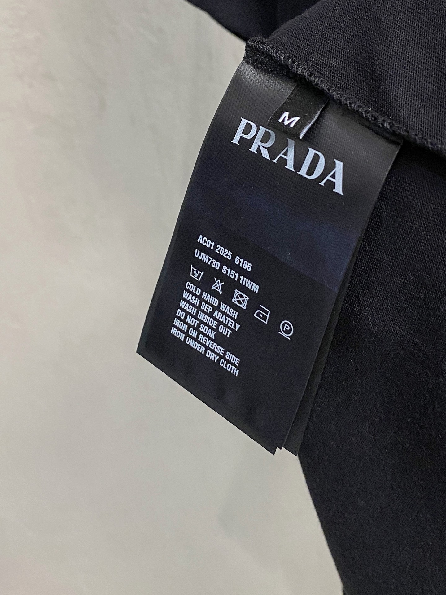  普拉*Prada 25SS春夏新款首发专柜最新款短袖圆领T恤 高端订制 设计前卫时尚！品牌logo重工