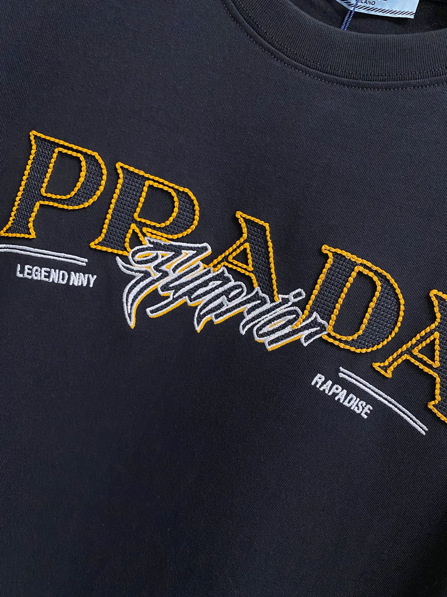  普拉*Prada 25SS春夏新款首发专柜最新款短袖圆领T恤 高端订制 设计前卫时尚！品牌logo重工