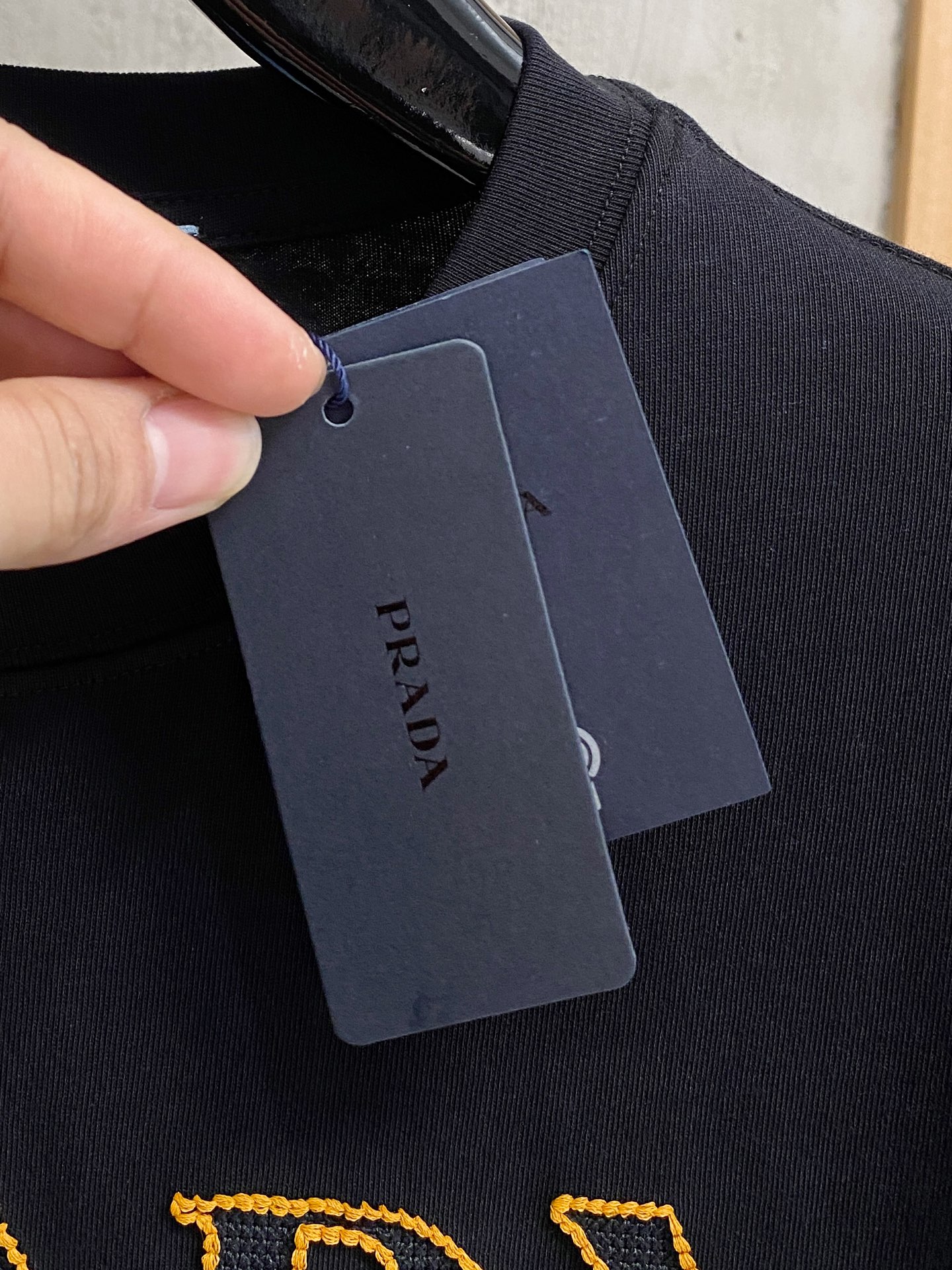  普拉*Prada 25SS春夏新款首发专柜最新款短袖圆领T恤 高端订制 设计前卫时尚！品牌logo重工