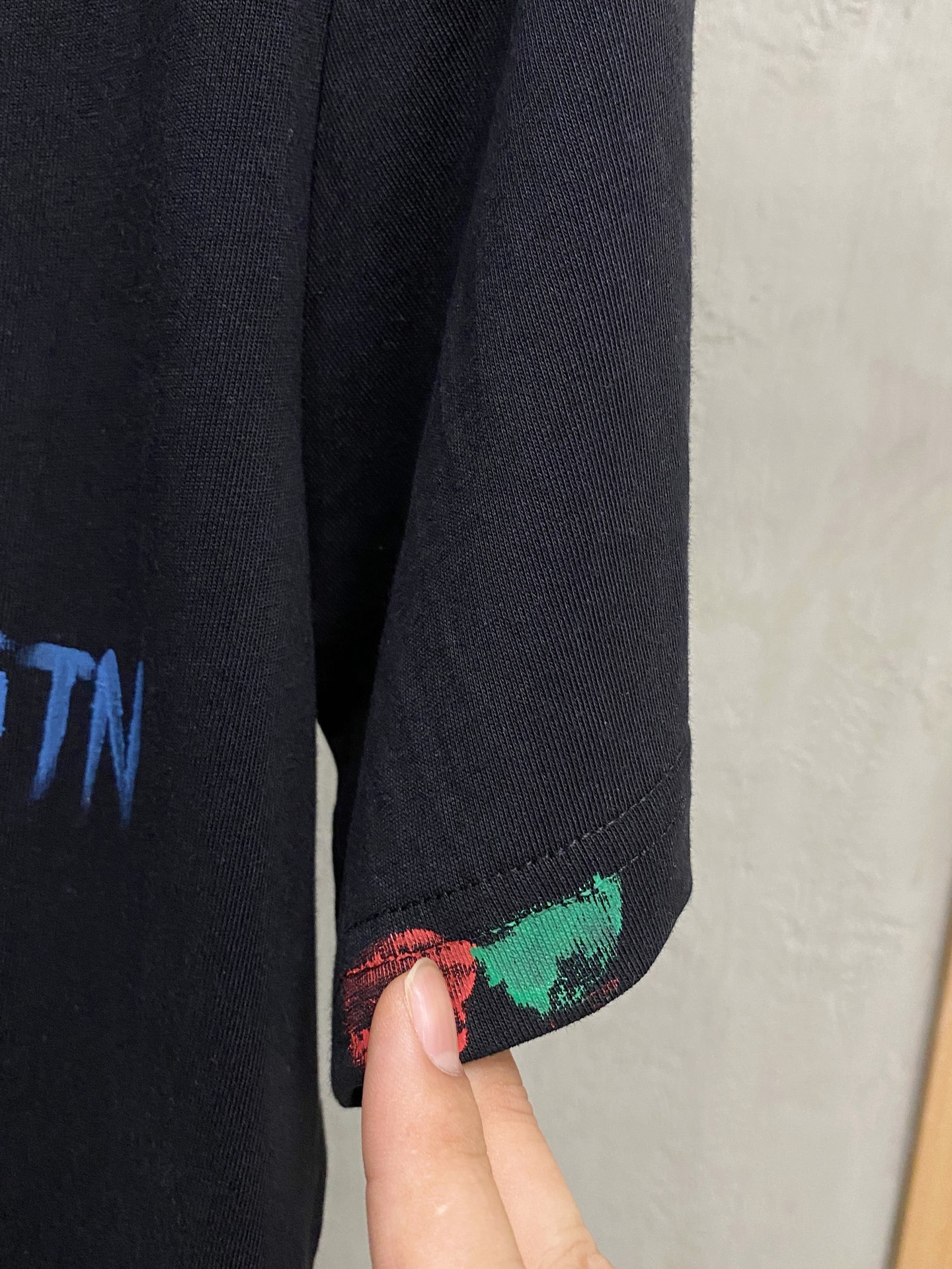  路易威*1V 25SS春夏新款首发专柜最新款短袖圆领T恤 手绘高端订制 设计前卫时尚！品牌logo重工