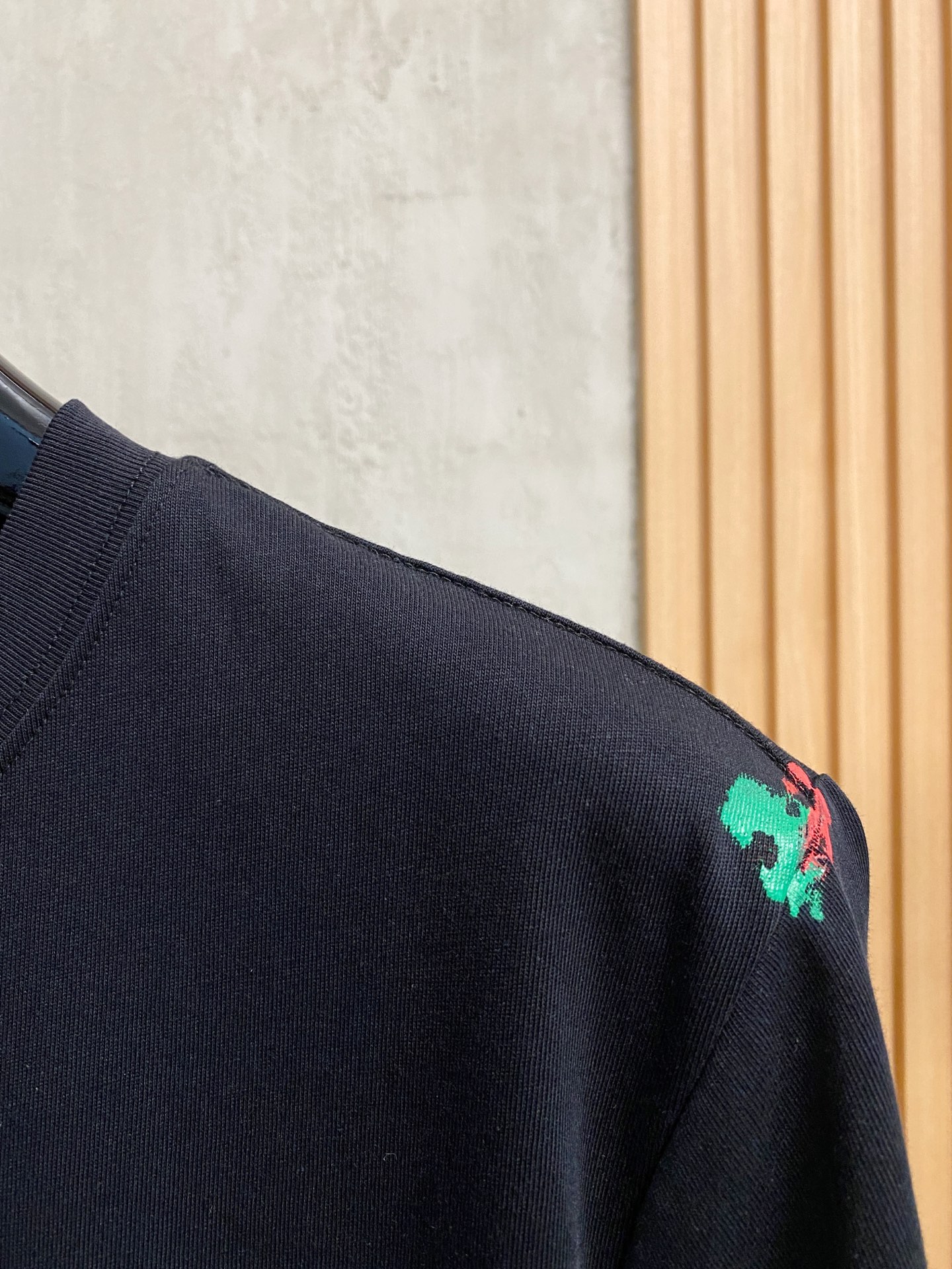  路易威*1V 25SS春夏新款首发专柜最新款短袖圆领T恤 手绘高端订制 设计前卫时尚！品牌logo重工