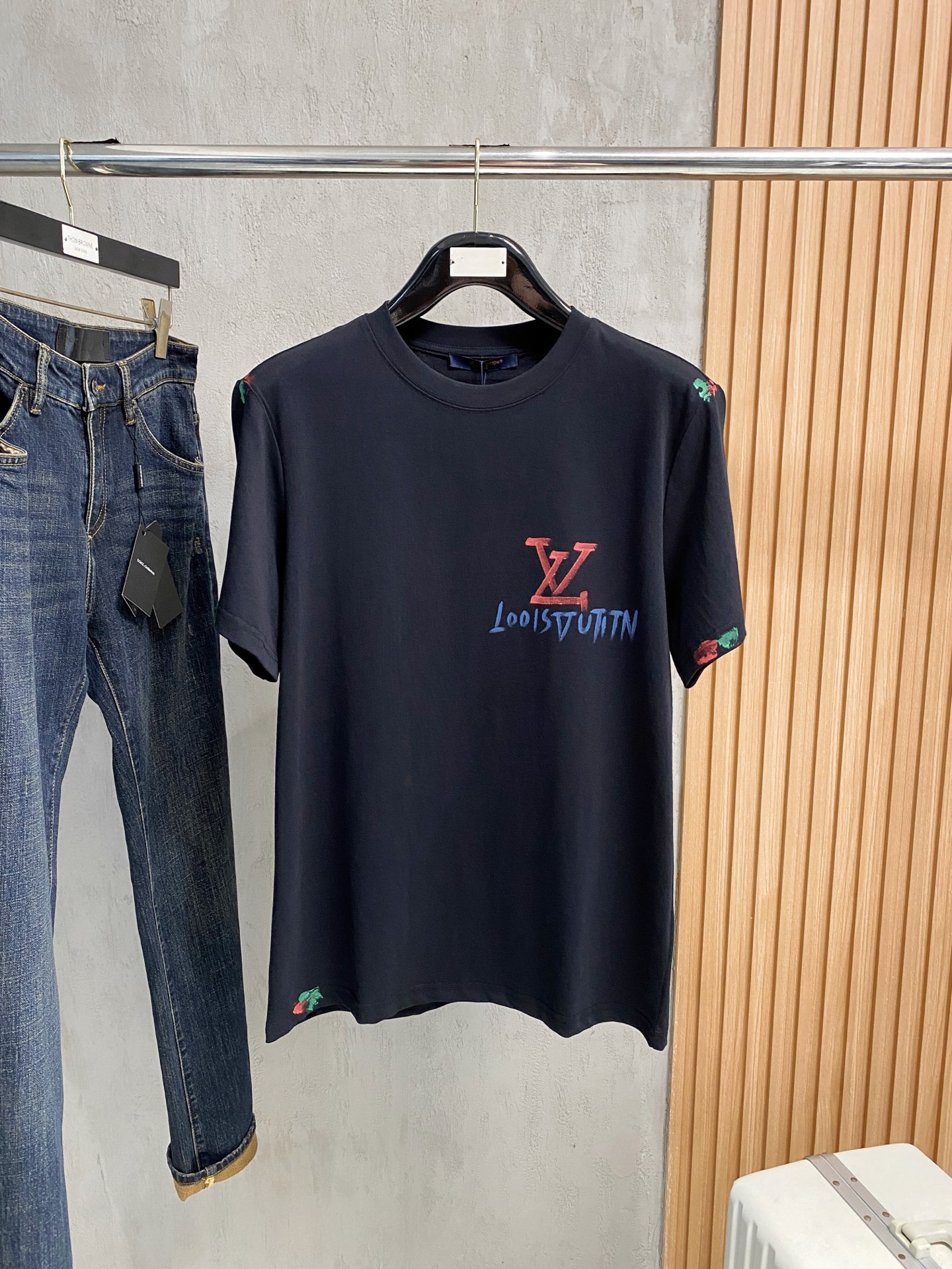  路易威*1V 25SS春夏新款首发专柜最新款短袖圆领T恤 手绘高端订制 设计前卫时尚！品牌logo重工