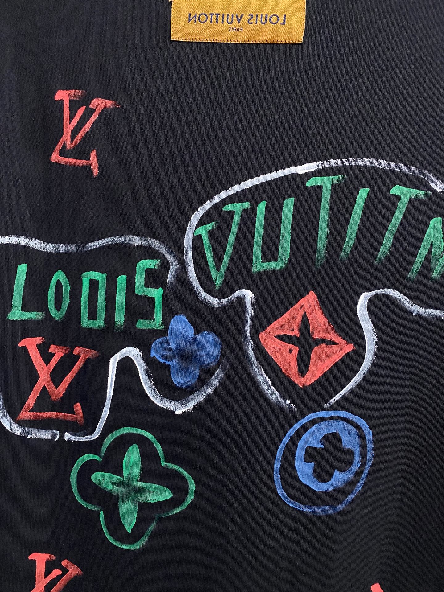  路易威*1V 25SS春夏新款首发专柜最新款短袖圆领T恤 手绘高端订制 设计前卫时尚！品牌logo重工