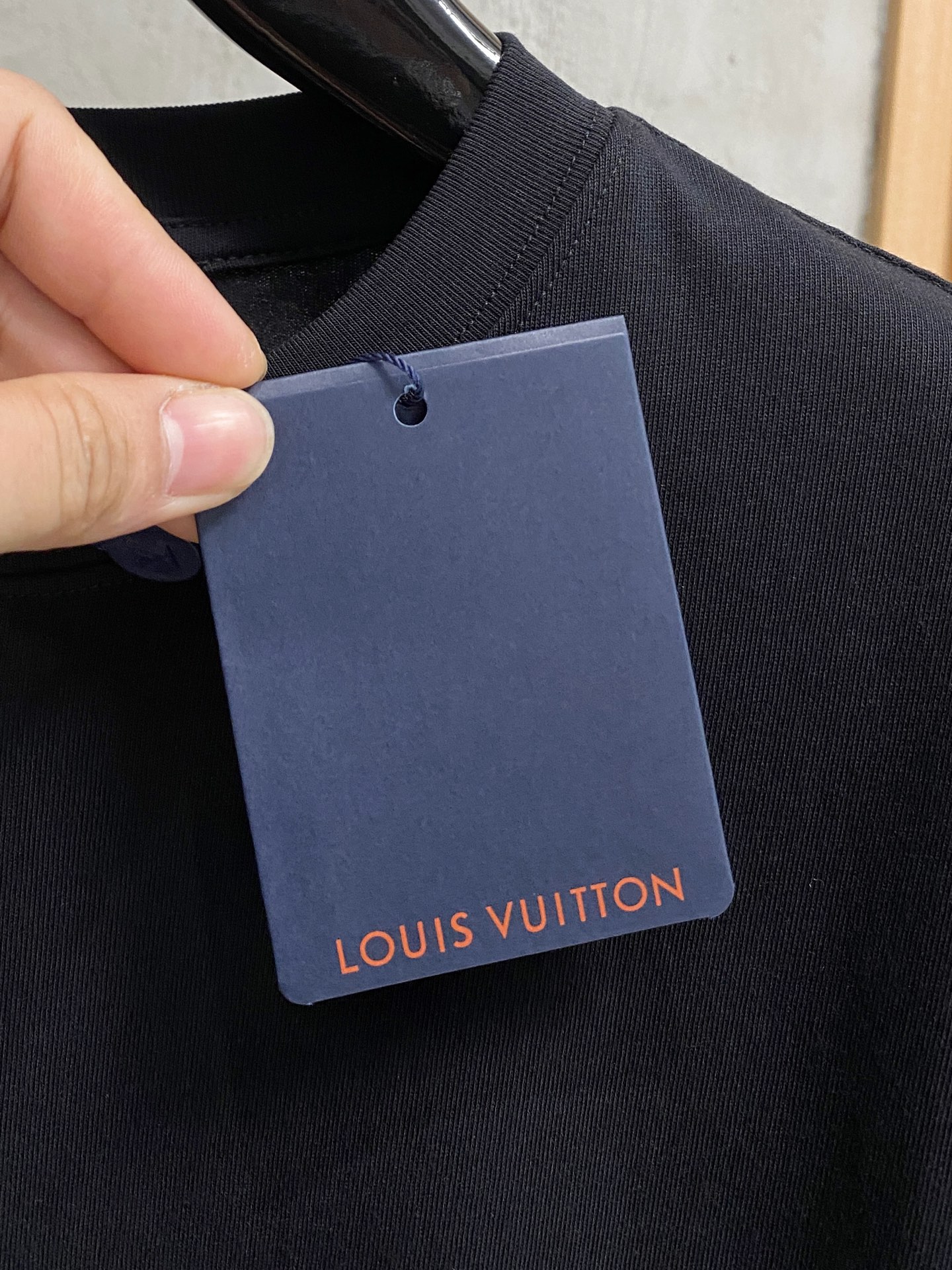  路易威*1V 25SS春夏新款首发专柜最新款短袖圆领T恤 手绘高端订制 设计前卫时尚！品牌logo重工