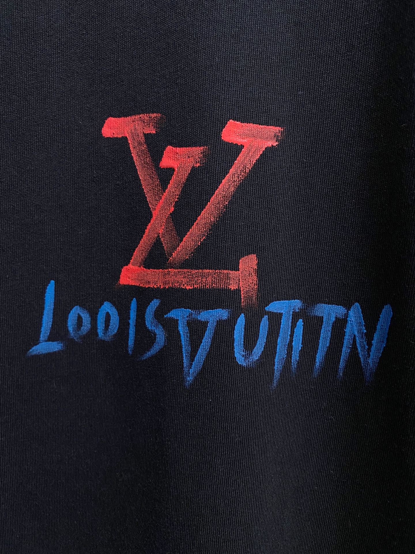  路易威*1V 25SS春夏新款首发专柜最新款短袖圆领T恤 手绘高端订制 设计前卫时尚！品牌logo重工