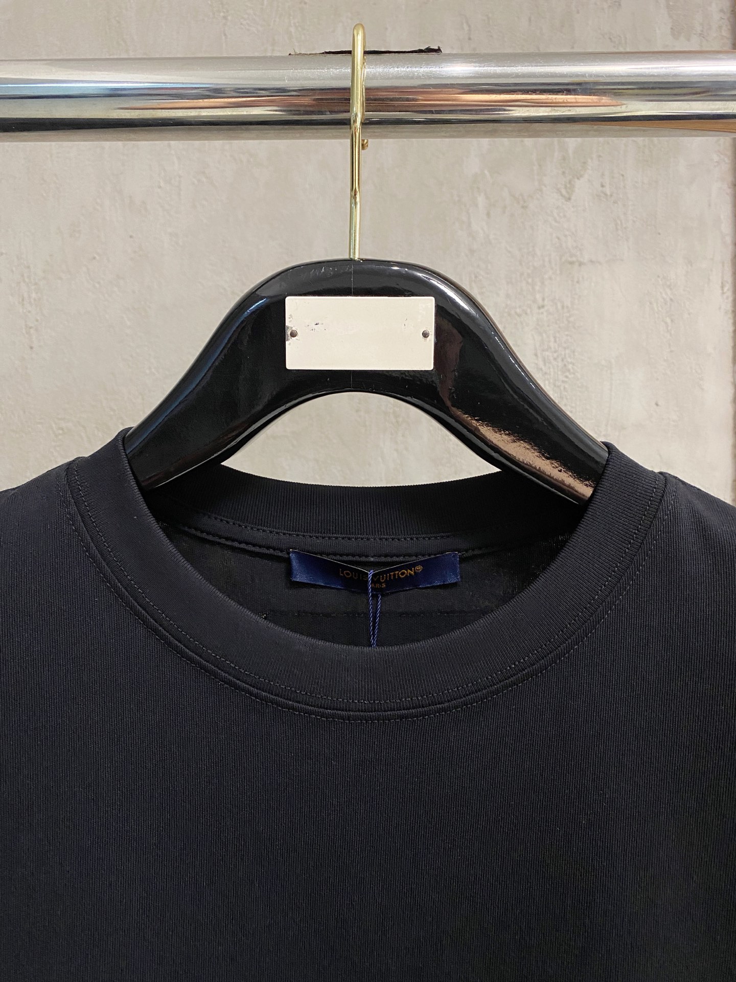  路易威*1V 25SS春夏新款首发专柜最新款短袖圆领T恤 手绘高端订制 设计前卫时尚！品牌logo重工