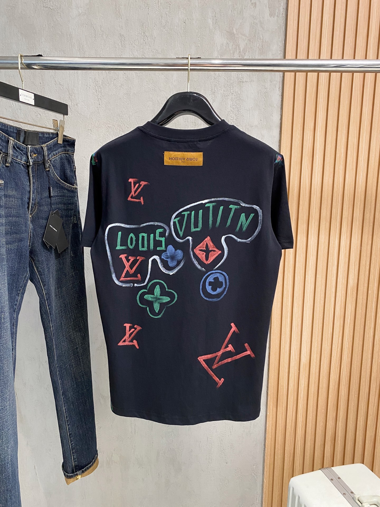  路易威*1V 25SS春夏新款首发专柜最新款短袖圆领T恤 手绘高端订制 设计前卫时尚！品牌logo重工