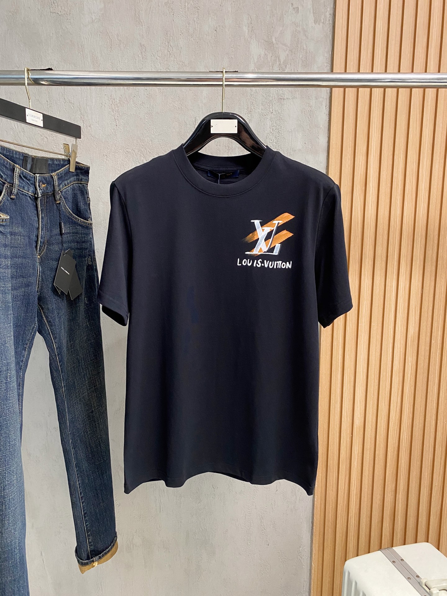  路易威*1V 25SS春夏新款首发专柜最新款短袖圆领T恤 手绘高端订制 设计前卫时尚！品牌logo重工