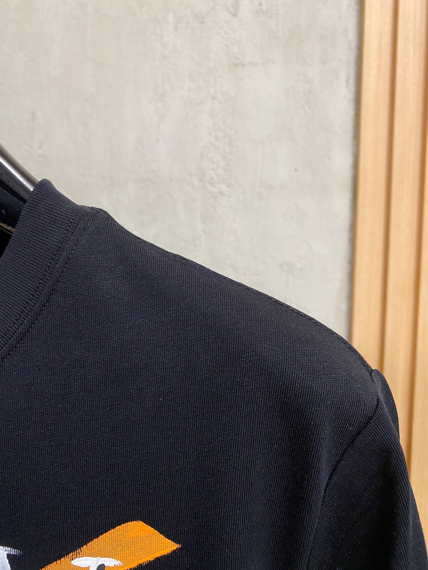  路易威*1V 25SS春夏新款首发专柜最新款短袖圆领T恤 手绘高端订制 设计前卫时尚！品牌logo重工