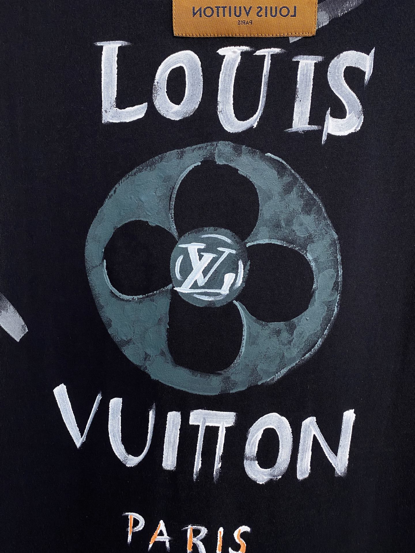  路易威*1V 25SS春夏新款首发专柜最新款短袖圆领T恤 手绘高端订制 设计前卫时尚！品牌logo重工