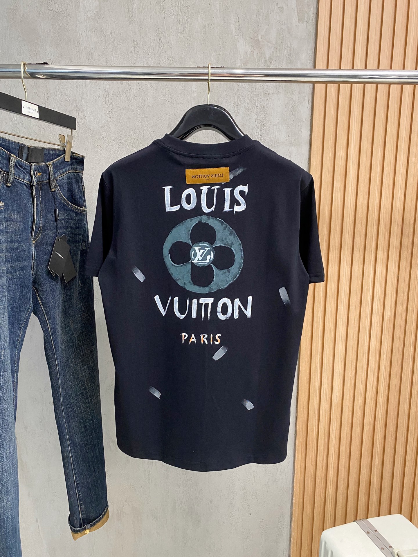  路易威*1V 25SS春夏新款首发专柜最新款短袖圆领T恤 手绘高端订制 设计前卫时尚！品牌logo重工