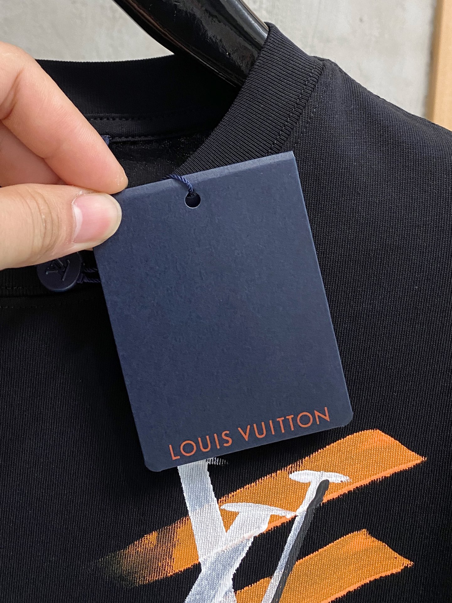  路易威*1V 25SS春夏新款首发专柜最新款短袖圆领T恤 手绘高端订制 设计前卫时尚！品牌logo重工