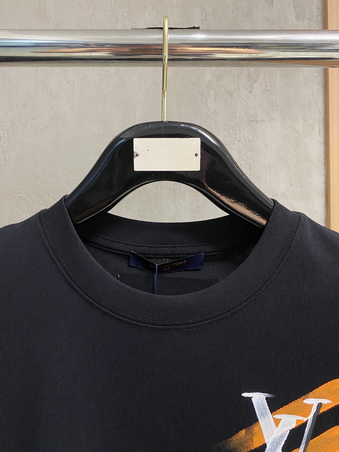  路易威*1V 25SS春夏新款首发专柜最新款短袖圆领T恤 手绘高端订制 设计前卫时尚！品牌logo重工