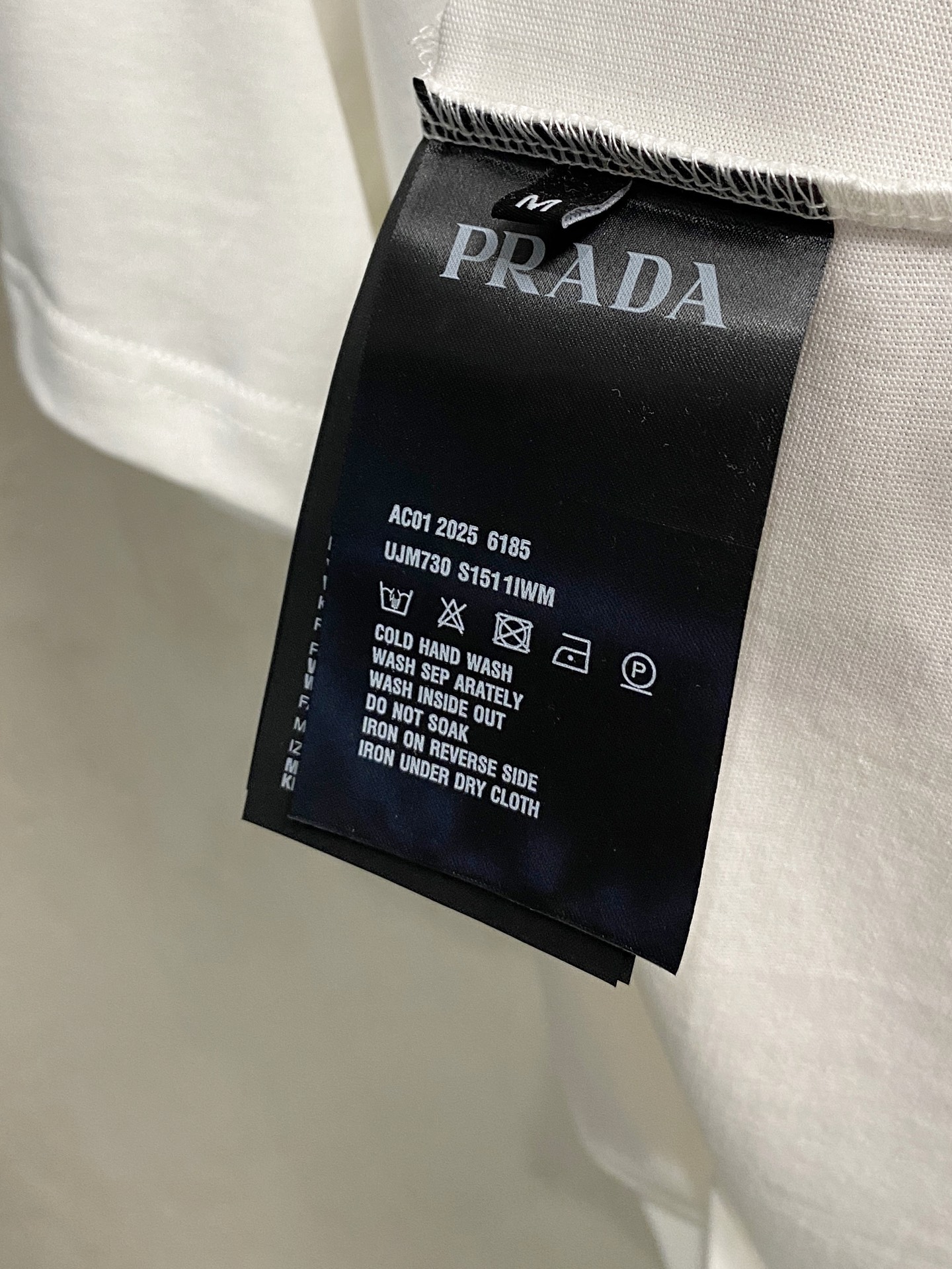  普拉*Prada 25SS春夏新款首发专柜最新款短袖圆领T恤 高端订制 设计前卫时尚！品牌logo重工