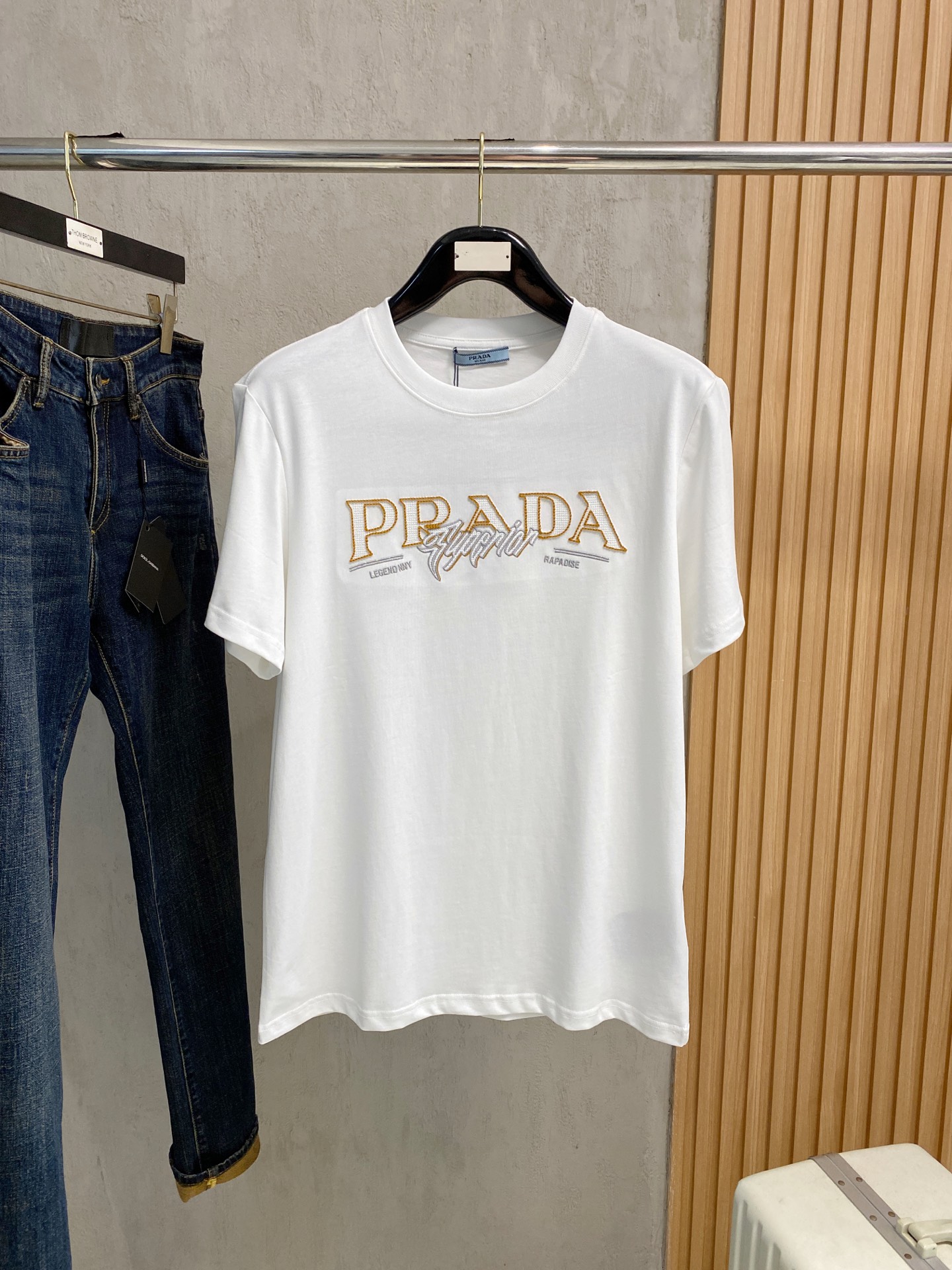 NO:505254,Prada 25SS spring and summer new style first-time counter latest short-sleeved round-neck T-shirt, high-end customization, avant-garde and fashionable design!  Brand logo heavy craft design, high-end custom fabric, soft feel, comfortable to wear, imported high-end fabrics are very delicate, the details are exquisite and exquisite, the counter-level exquisite car line, fine workmanship, extremely shaping, a single item, can be matched with any fashion, super good style, a must-have item for trendy men's color white and black Size S-XXL Size reference S-Size shoulder width 45 bust 101 length 68 M-Size shoulder width 46 bust 105 long 70 L-Size shoulder width 47 bust 109 long 72 XL-Size shoulder width 48 bust 113 long 74 XXL-Size shoulder width 49 bust 117 long 76, prada, prada, T-shirt,tees, t-shirt,alexander wang19860909普拉*Prada 25SS春夏新款首发专柜最新款短袖圆领T恤 高端订制 设计前卫时尚！品牌logo重工艺设计,高端定制面料,手感柔软,穿着舒适,客供进口高档面料质感非常细腻,细节工艺精湛考究,专柜级别精致车线,做工精细,塑造性极高的一款单品,任何时装都可以搭配,版型超级好 潮男必备单品 颜色白色、黑色 尺码S-XXL 尺寸参考 S码肩宽45胸围101衣长68 M码肩宽46胸围105衣长70 L码肩宽47胸围109衣长72 XL码肩宽48胸围113衣长74 XXL码肩宽49胸围117衣长76,,prada,prada,T-shirt,tees，t-shirt,alexander wang,Men's clothing
