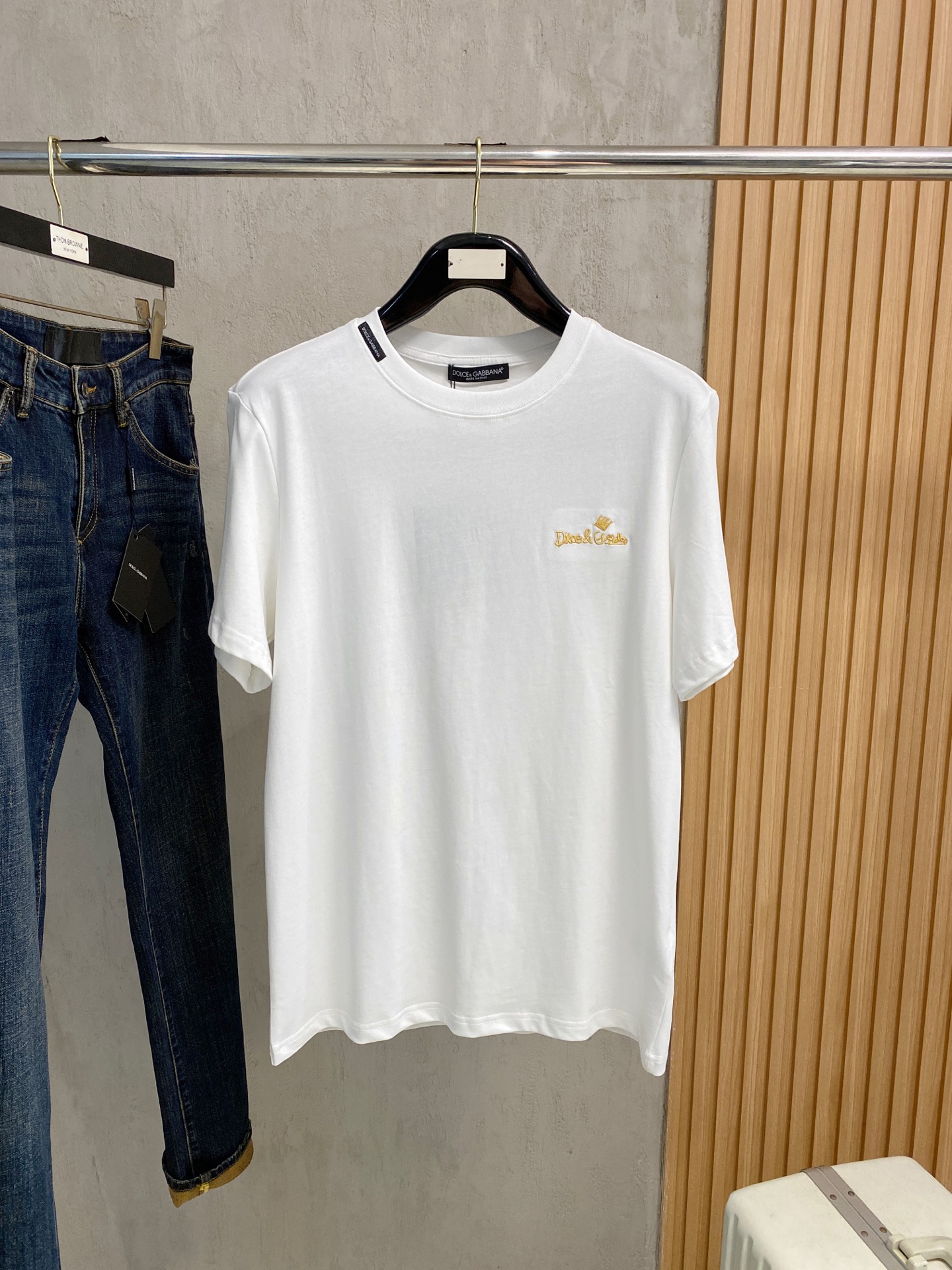 NO:453796,Dolce & Gabban*D&G 25SS spring and summer new style first-time counter latest short-sleeved round-neck T-shirt, high-end customization, avant-garde and fashionable design!  Brand logo heavy craft design, high-end custom fabric, soft feel, comfortable to wear, imported high-end fabrics are very delicate, the details are exquisite and exquisite, the counter-level exquisite car line, fine workmanship, extremely shaping item, any fashion can be matched with, the style is super good. The must-have item for trendy men. Color white and black Size S-XXL Size reference S-Shoulder width 45 bust 101 length 68 M size shoulder width 46 bust 105 long 70 L size shoulder width 47 bust 109 long 72 XL size shoulder width 48 bust 113 long 74 XXL size shoulder width 49 bust 117 long 76, Dolce & Gabbana, Dolce & Gabbana, T-shirt,tees, t-shirt,alexander wang19860909杜嘉班*D&G 25SS春夏新款首发专柜最新款短袖圆领T恤 高端订制 设计前卫时尚！品牌logo重工艺设计,高端定制面料,手感柔软,穿着舒适,客供进口高档面料质感非常细腻,细节工艺精湛考究,专柜级别精致车线,做工精细,塑造性极高的一款单品,任何时装都可以搭配,版型超级好 潮男必备单品 颜色白色、黑色 尺码S-XXL 尺寸参考 S码肩宽45胸围101衣长68 M码肩宽46胸围105衣长70 L码肩宽47胸围109衣长72 XL码肩宽48胸围113衣长74 XXL码肩宽49胸围117衣长76,,Dolce&Gabbana,Dolce&Gabbana,T-shirt,tees，t-shirt,alexander wang,Men's clothing