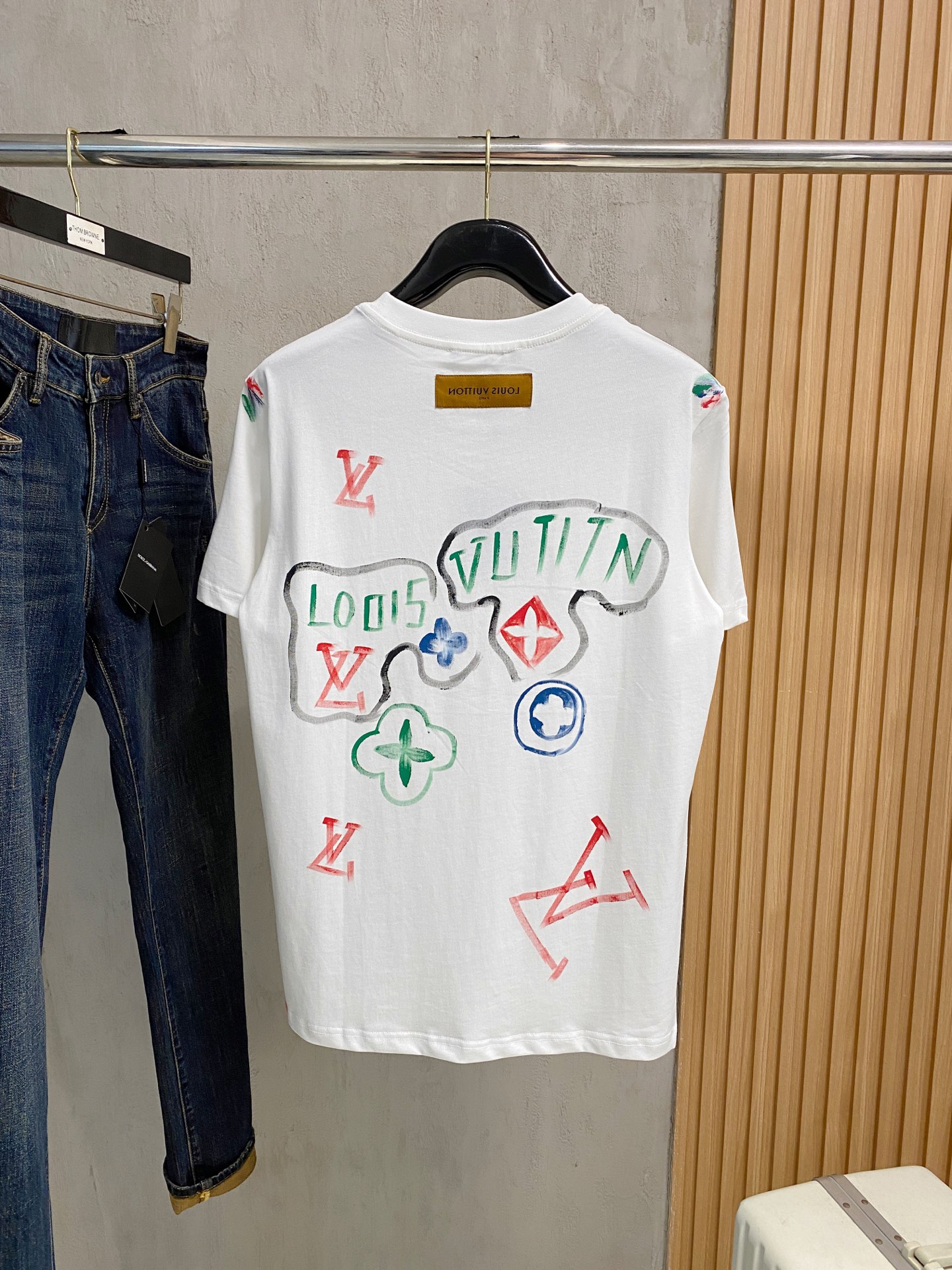  路易威*1V 25SS春夏新款首发专柜最新款短袖圆领T恤 手绘高端订制 设计前卫时尚！品牌logo重工