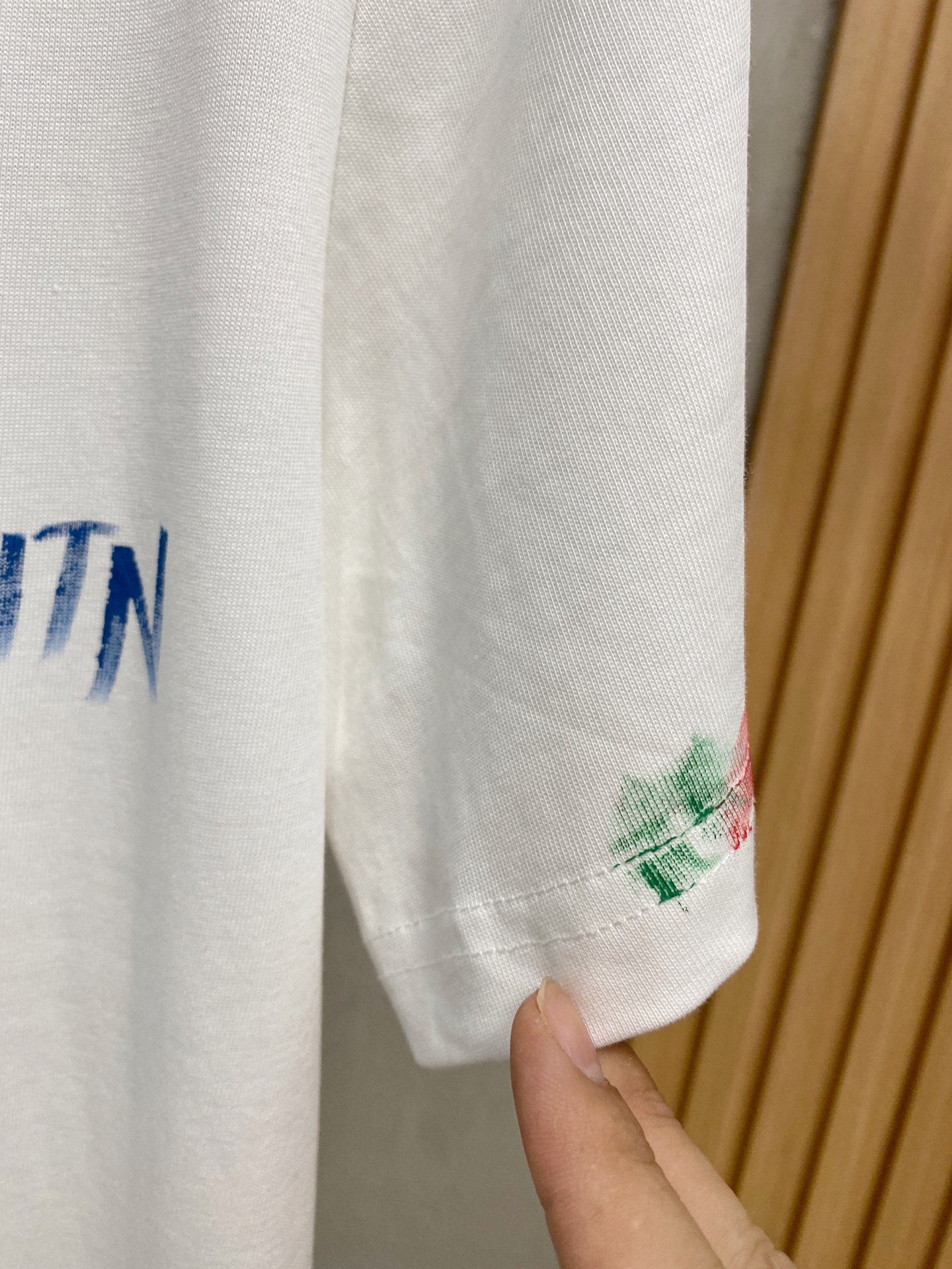  路易威*1V 25SS春夏新款首发专柜最新款短袖圆领T恤 手绘高端订制 设计前卫时尚！品牌logo重工