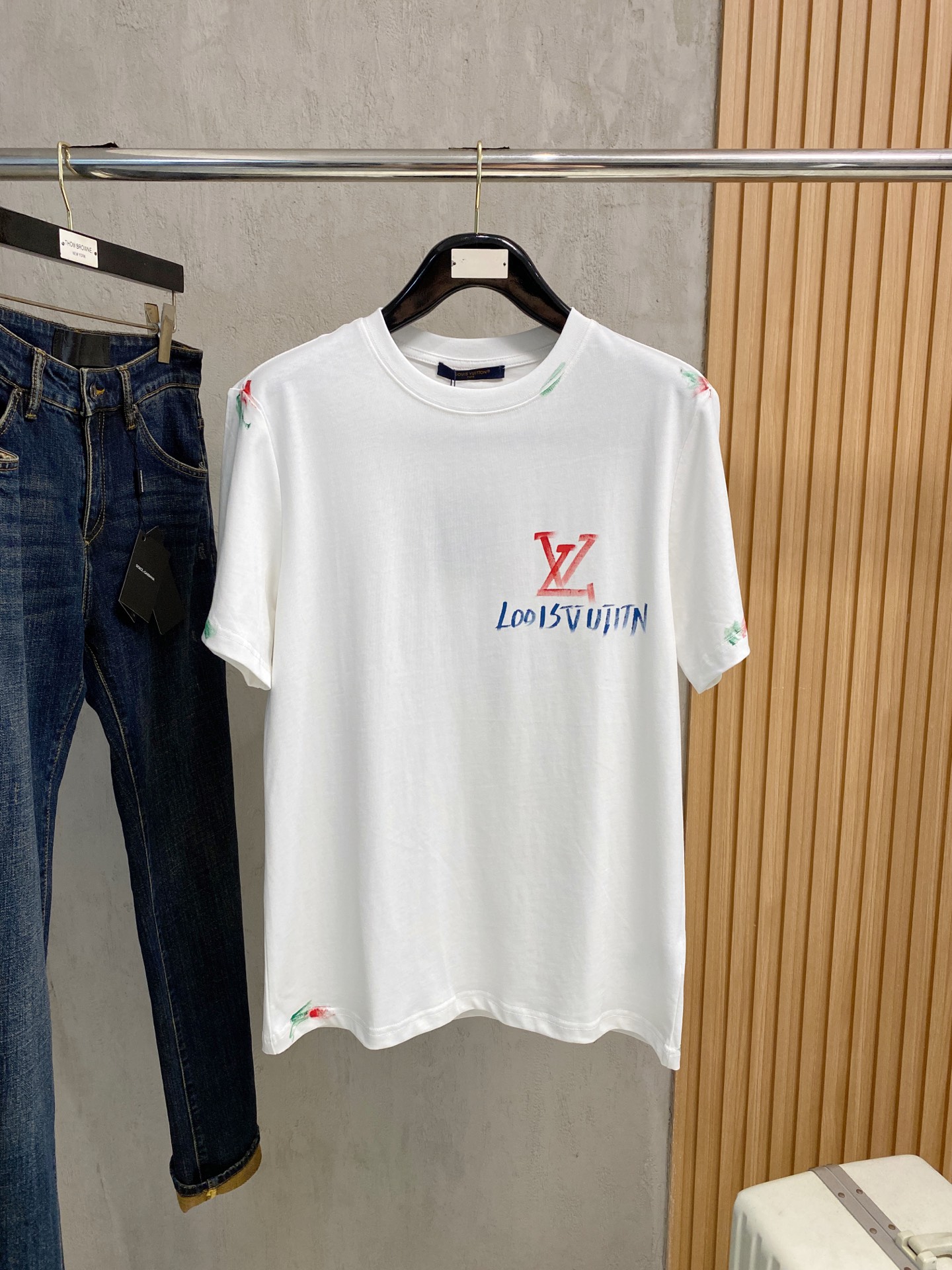 NO:453791,LouisVision*1V 25SS spring and summer new model first-time counter latest short-sleeved round neck T-shirt, hand-painted high-end customization, avant-garde and fashionable design!  Brand logo heavy craft design, high-end custom fabric, soft feel, comfortable to wear, imported high-end fabrics are very delicate, the details are exquisite and exquisite, the counter-level exquisite car line, fine workmanship, extremely shaping item, any fashion can be matched with, the style is super good. The must-have item for trendy men. Color white and black Size S-XXL Size reference S-Size shoulder width 45 bust 101 length 68 M size shoulder width 46 bust 105 long 70 L size shoulder width 47 bust 109 long 72 XL size shoulder width 48 bust 113 long 74 XXL size shoulder width 49 bust 117 long 76, louis vuitton, T-shirt,tees, t-shirt,alexander wang19860909路易威*1V 25SS春夏新款首发专柜最新款短袖圆领T恤 手绘高端订制 设计前卫时尚！品牌logo重工艺设计,高端定制面料,手感柔软,穿着舒适,客供进口高档面料质感非常细腻,细节工艺精湛考究,专柜级别精致车线,做工精细,塑造性极高的一款单品,任何时装都可以搭配,版型超级好 潮男必备单品 颜色白色、黑色 尺码S-XXL 尺寸参考 S码肩宽45胸围101衣长68 M码肩宽46胸围105衣长70 L码肩宽47胸围109衣长72 XL码肩宽48胸围113衣长74 XXL码肩宽49胸围117衣长76,,louis vuitton,T-shirt,tees，t-shirt,alexander wang,Men's clothing