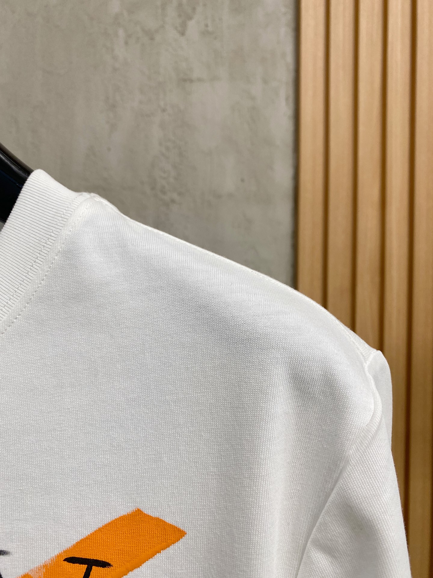  路易威*1V 25SS春夏新款首发专柜最新款短袖圆领T恤 手绘高端订制 设计前卫时尚！品牌logo重工