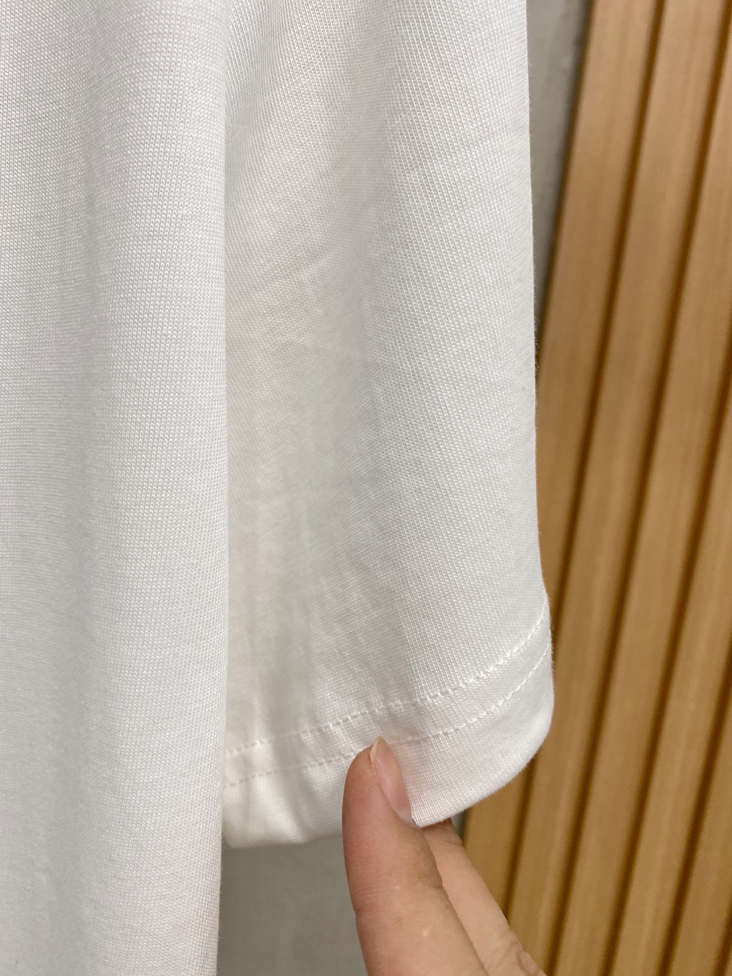  路易威*1V 25SS春夏新款首发专柜最新款短袖圆领T恤 手绘高端订制 设计前卫时尚！品牌logo重工