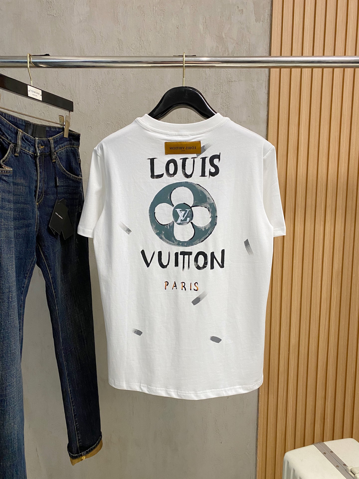  路易威*1V 25SS春夏新款首发专柜最新款短袖圆领T恤 手绘高端订制 设计前卫时尚！品牌logo重工