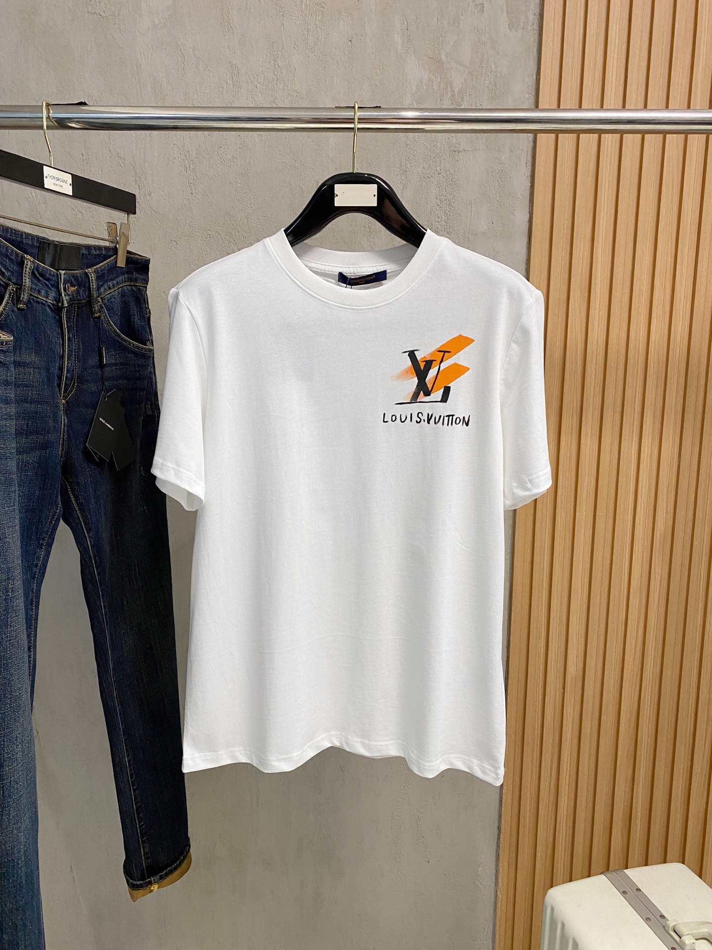 NO:453806,LouisVision*1V 25SS spring and summer new model first-time counter latest short-sleeved round neck T-shirt, hand-painted high-end customization, avant-garde and fashionable design!  Brand logo heavy craft design, high-end custom fabric, soft feel, comfortable to wear, imported high-end fabrics are very delicate, the details are exquisite and exquisite, the counter-level exquisite car line, fine workmanship, extremely shaping item, any fashion can be matched with, the style is super good. The must-have item for trendy men. Color white and black Size S-XXL Size reference S-Size shoulder width 45 bust 101 length 68 M size shoulder width 46 bust 105 long 70 L size shoulder width 47 bust 109 long 72 XL size shoulder width 48 bust 113 long 74 XXL size shoulder width 49 bust 117 long 76, louis vuitton, T-shirt,tees, t-shirt,alexander wang19860909路易威*1V 25SS春夏新款首发专柜最新款短袖圆领T恤 手绘高端订制 设计前卫时尚！品牌logo重工艺设计,高端定制面料,手感柔软,穿着舒适,客供进口高档面料质感非常细腻,细节工艺精湛考究,专柜级别精致车线,做工精细,塑造性极高的一款单品,任何时装都可以搭配,版型超级好 潮男必备单品 颜色白色、黑色 尺码S-XXL 尺寸参考 S码肩宽45胸围101衣长68 M码肩宽46胸围105衣长70 L码肩宽47胸围109衣长72 XL码肩宽48胸围113衣长74 XXL码肩宽49胸围117衣长76,,louis vuitton,T-shirt,tees，t-shirt,alexander wang,Men's clothing