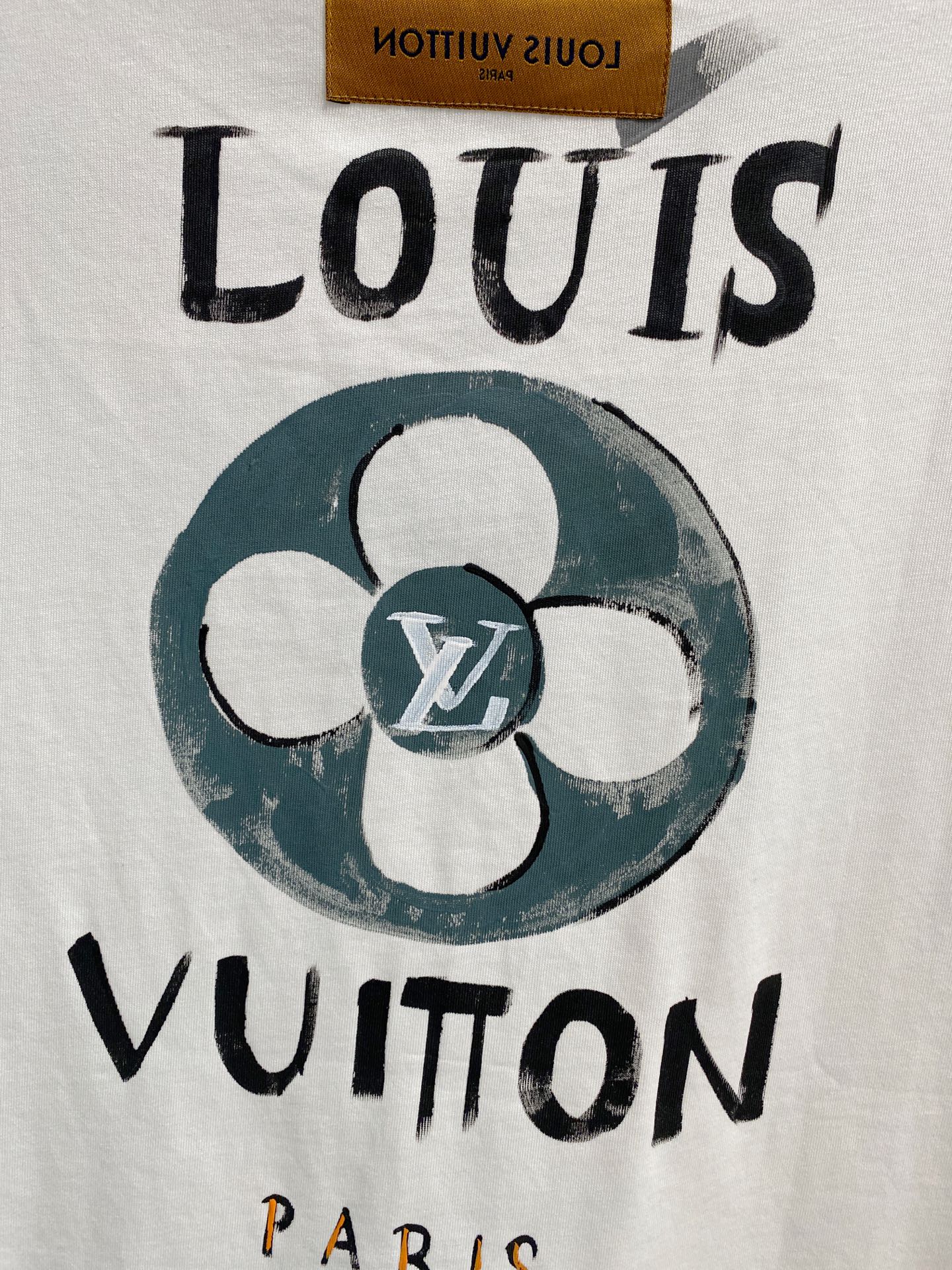  路易威*1V 25SS春夏新款首发专柜最新款短袖圆领T恤 手绘高端订制 设计前卫时尚！品牌logo重工