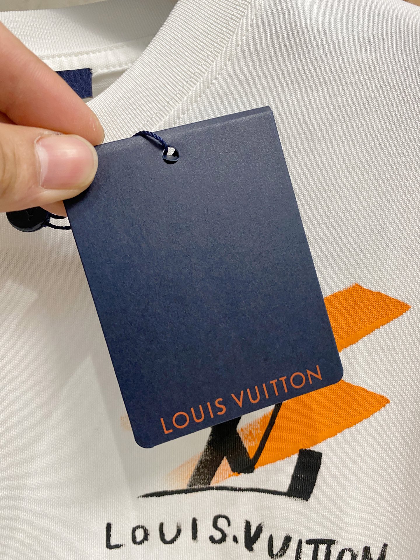  路易威*1V 25SS春夏新款首发专柜最新款短袖圆领T恤 手绘高端订制 设计前卫时尚！品牌logo重工