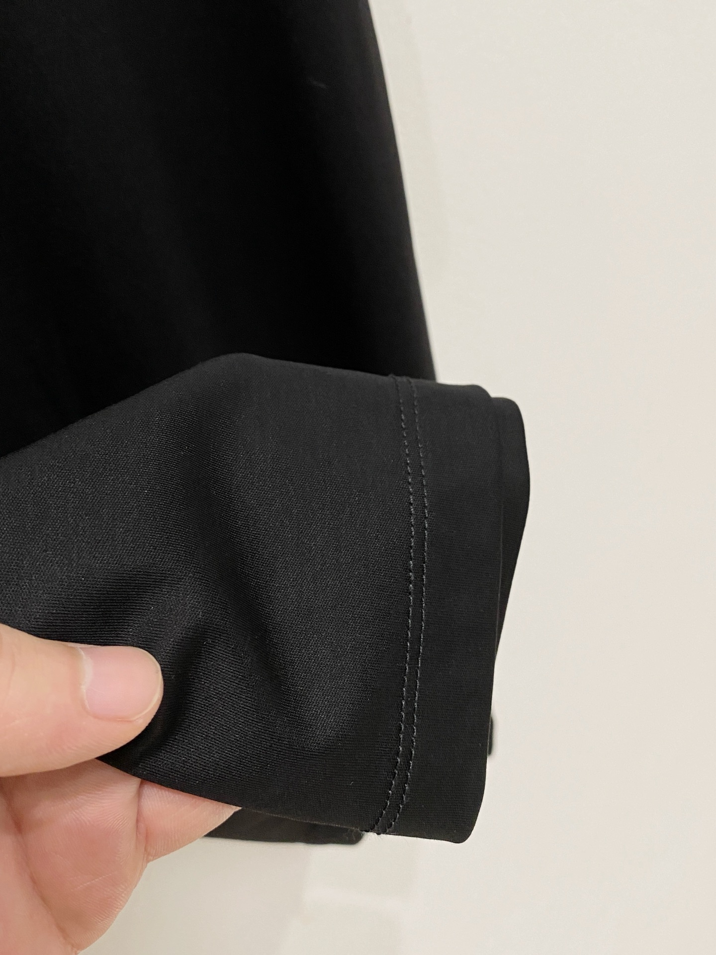  芬迪 2025春夏新款首发专柜最新款圆领短袖 高端订制 设计前卫时尚！品牌logo重工艺设计 高端定制