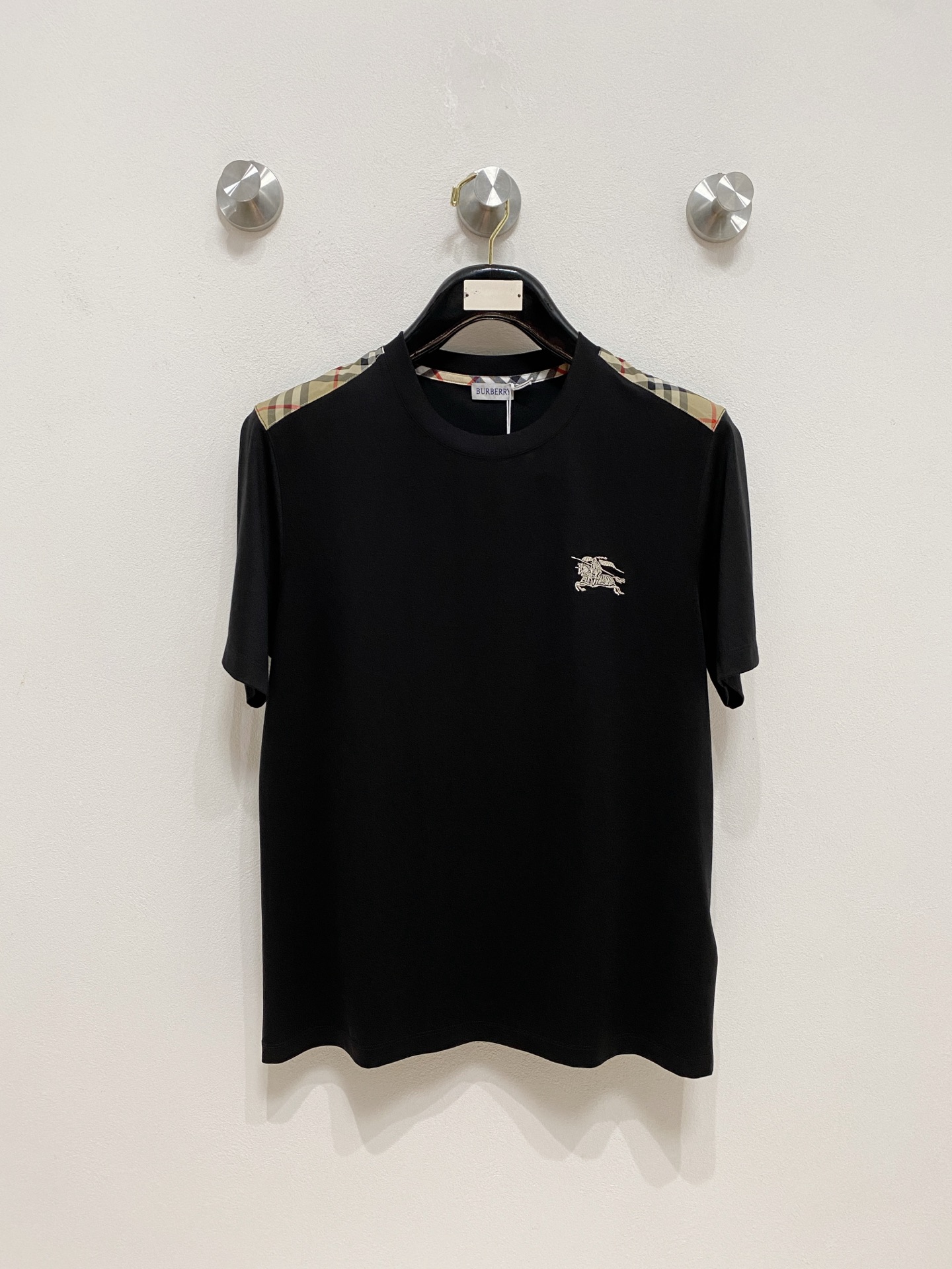 NO:465131,Burberry's new spring and summer new model in the first counter with the latest round neck short sleeves, high-end customization, avant-garde and fashionable design!  Brand logo heavy craft design, high-end customized 100 double-sided mercerated cotton fabric, soft feel, comfortable to wear, exquisite counter-level car line, fine workmanship, invincible and handsome upper body effect!  A must-have item for handsome men!  Code number M-3xL, burberry, T-shirt, alexander wang19860909巴宝莉 2025春夏新款首发专柜最新款圆领短袖 高端订制 设计前卫时尚！品牌logo重工艺设计 高端定制100支双面丝光棉面料.手感柔软.穿着舒适.专柜级别精致车线.做工精细.上身效果无敌帅气！型男必备单品！码数M-3xL,,burberry,T-shirt,alexander wang,Men's clothing