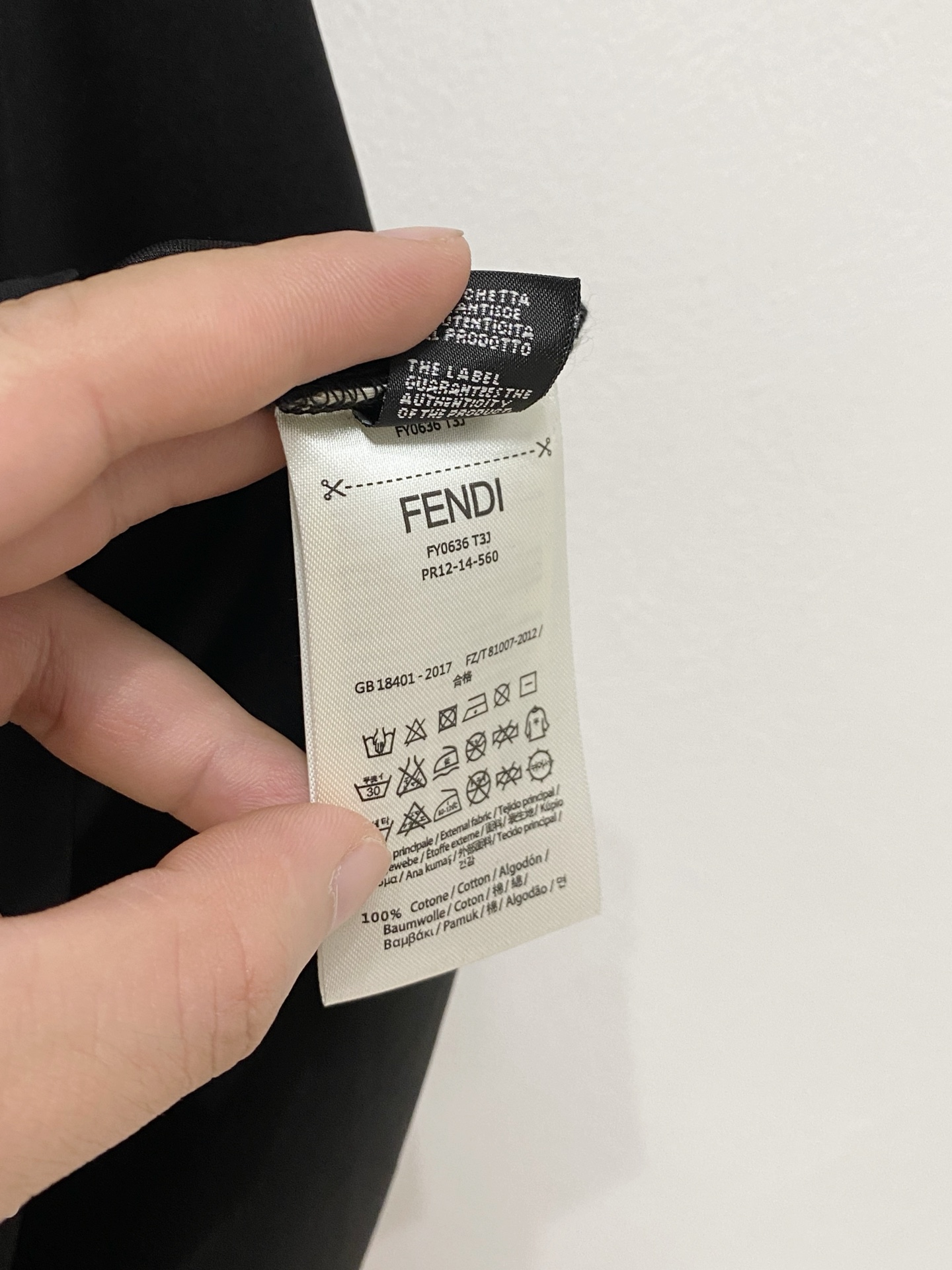  芬迪 2025春夏新款首发专柜最新款圆领短袖 高端订制 设计前卫时尚！品牌logo重工艺设计 高端定制