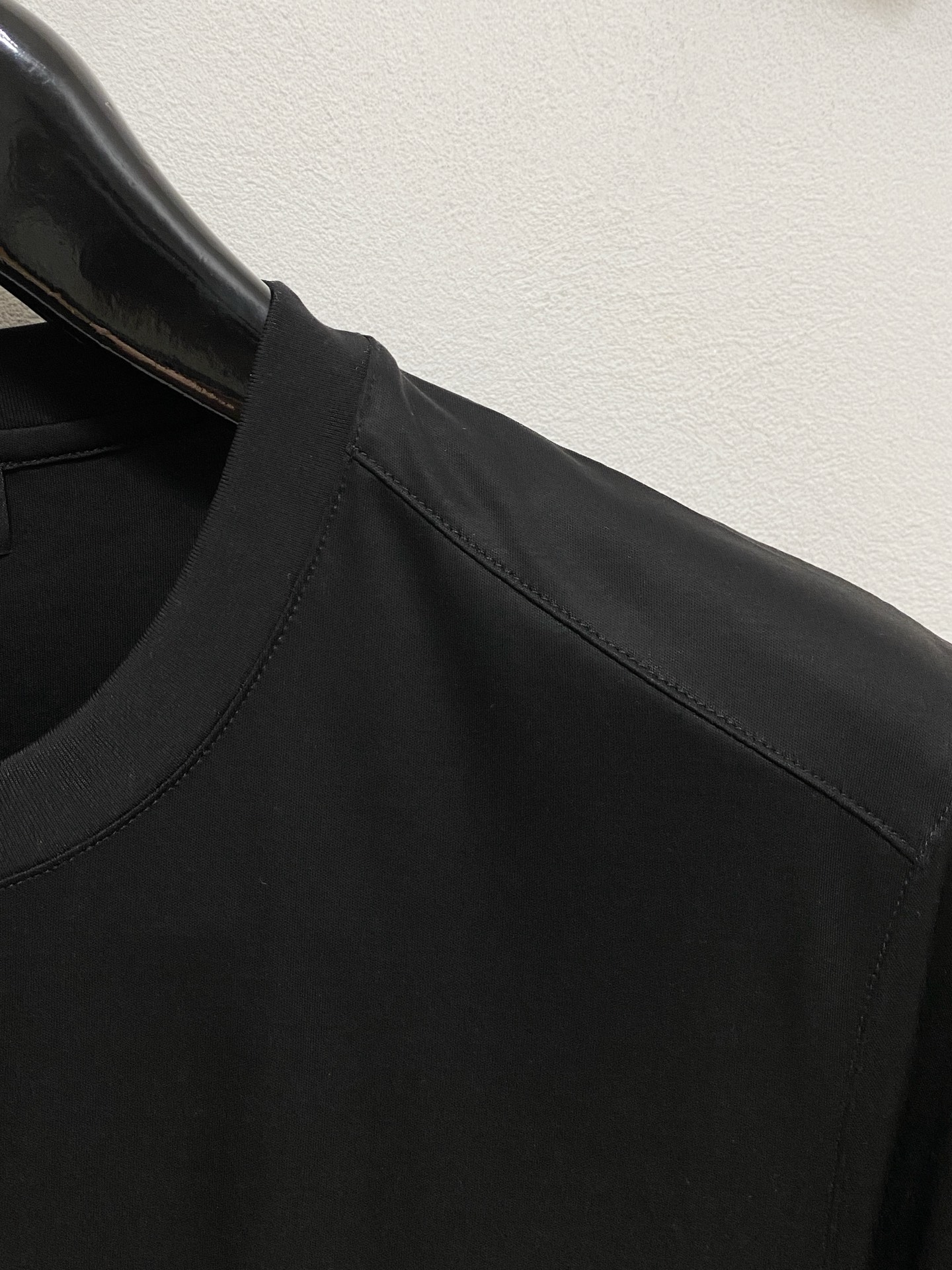  芬迪 2025春夏新款首发专柜最新款圆领短袖 高端订制 设计前卫时尚！品牌logo重工艺设计 高端定制