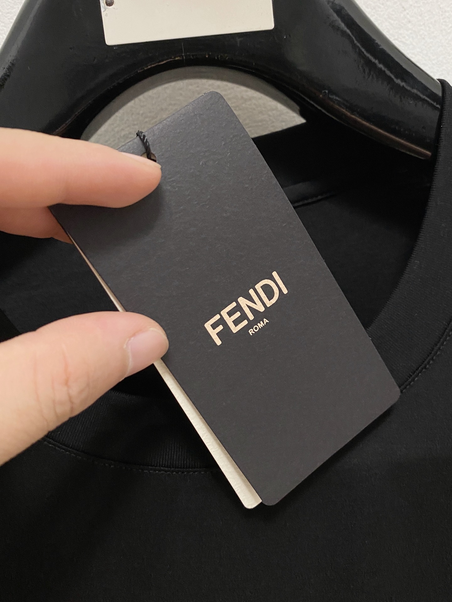  芬迪 2025春夏新款首发专柜最新款圆领短袖 高端订制 设计前卫时尚！品牌logo重工艺设计 高端定制