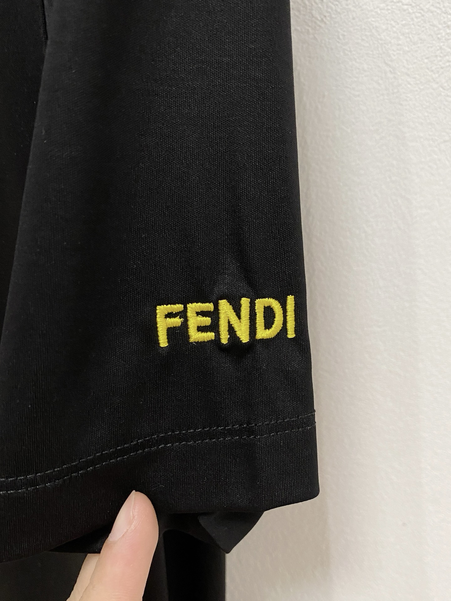  芬迪 2025春夏新款首发专柜最新款圆领短袖 高端订制 设计前卫时尚！品牌logo重工艺设计 高端定制