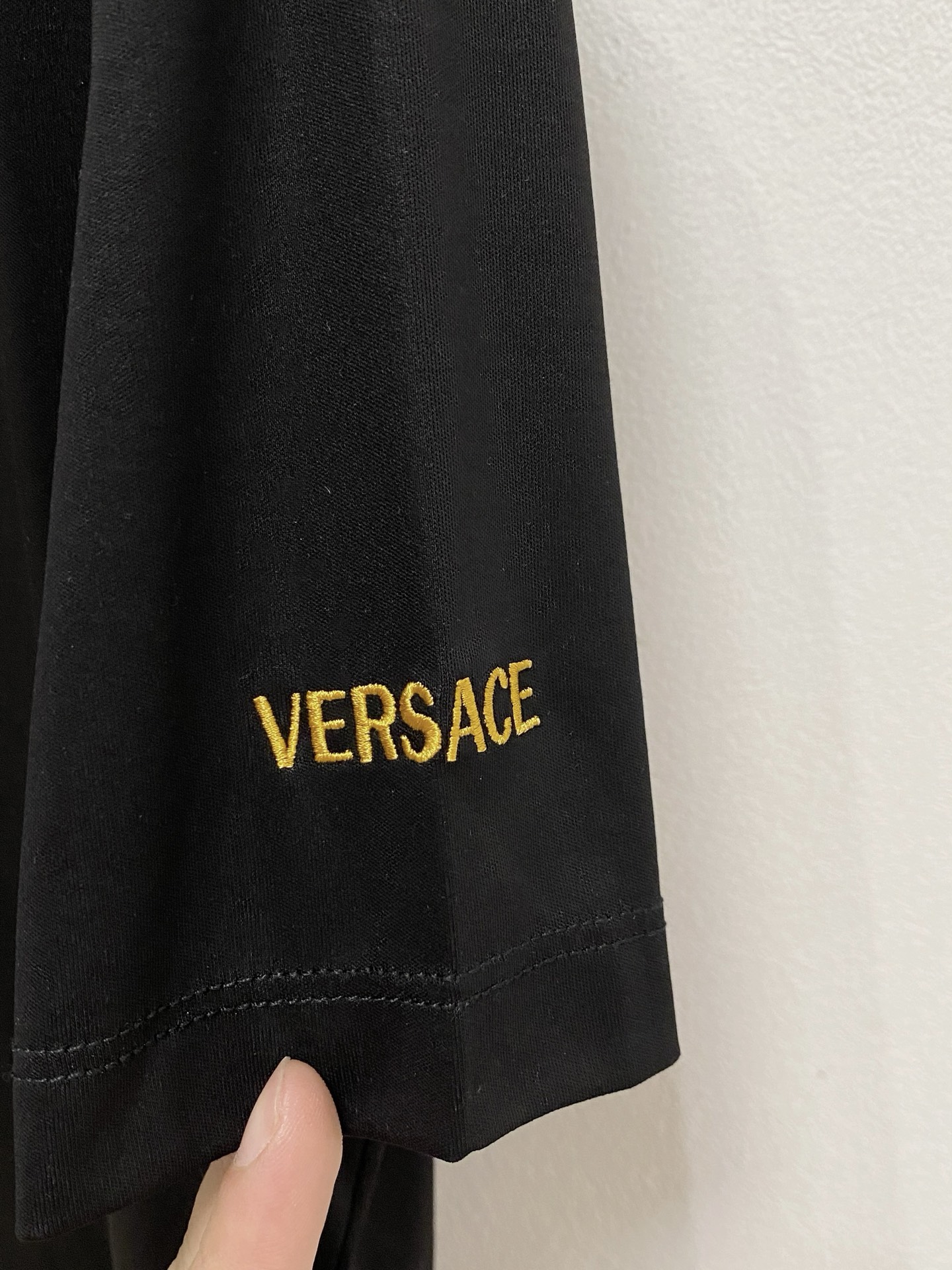  范思哲 2025春夏新款首发专柜最新款圆领短袖 高端订制 设计前卫时尚！品牌logo重工艺设计 高端定